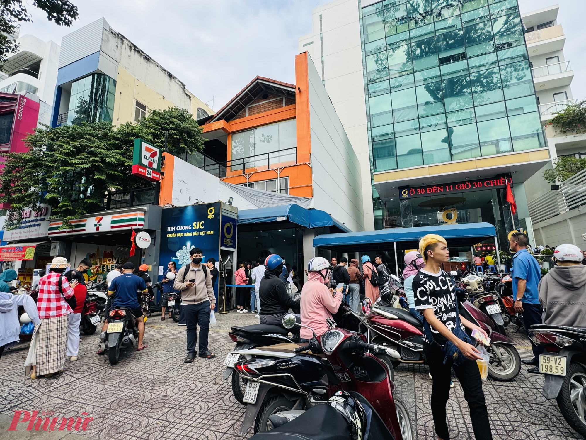 Do lượng khách quá đông nên tại đây đã có lực lượng công tác túc trực để đảm bảo an ninh