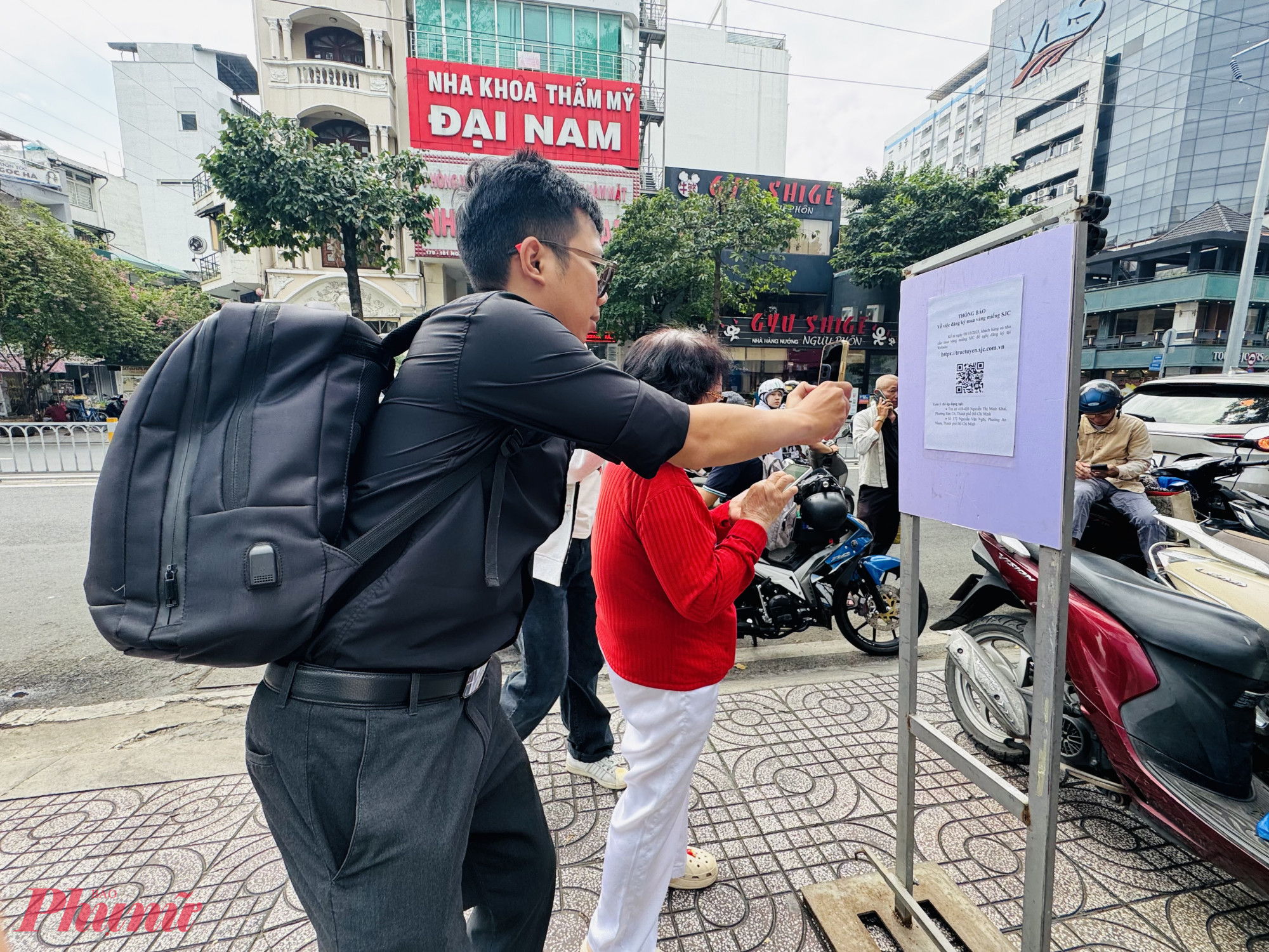 Trong sáng ngày 10/10, rất nhiều khách hàng đã quét mã đăng ký. Chỉ khi nào khách đăng ký thành công thì mới được nhân viên tại công ty cho phép vào bên trong khu vực xếp hàng