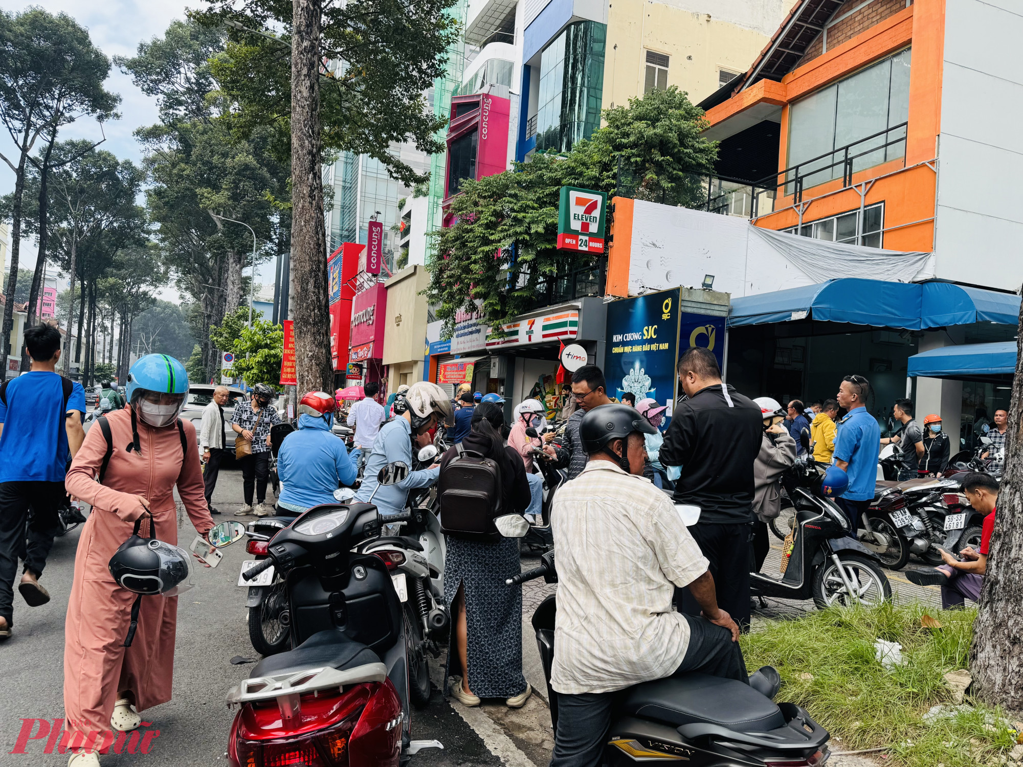 Chỉ mới 6g sáng nhưng đoạn đường trước Công ty Vàng bạc đá quý Sài Gòn (SJC) đã kẹt xe do nhiều người đến mua vàng