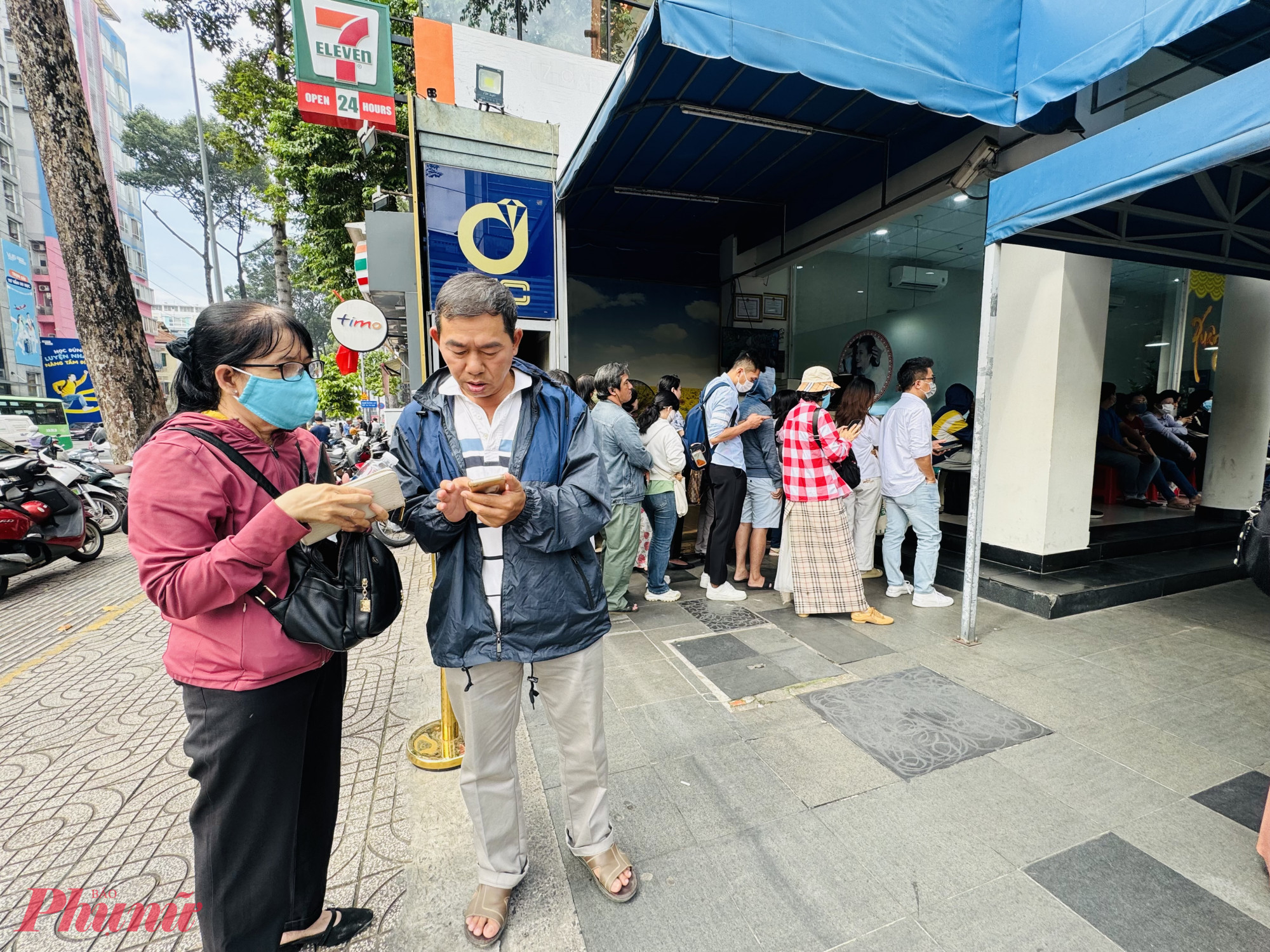 Do lượng khách đông và nguồn cung còn hạn chế nên số lượng vàng mà khách mua được không nhiều. Ngày 9/9, mỗi khách được mua 5 chỉ vàng nhẫn 9999. Đến sáng ngày 10/10 này, mỗi khách chỉ mua được 3 chỉ vàng nhẫn 9999. Riêng vàng miếng thì tối đa mỗi khách là 1 lượng - chú Trần Văn Cường, ngụ phường 
