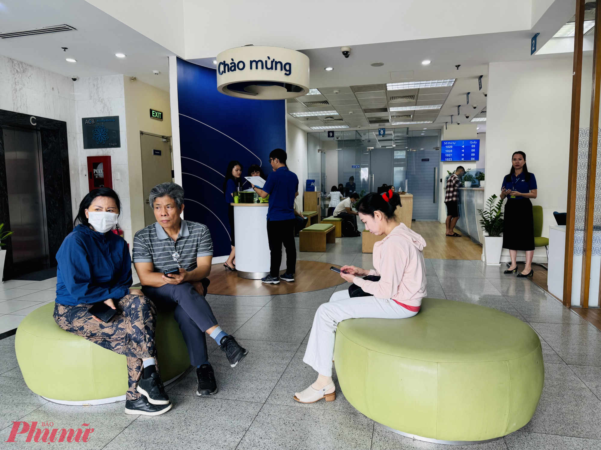 Còn tại phòng giao dịch ngân hàng Á Châu (ACB), phường Bàn Cờ, TPHCM, dù có người tìm đến mua vẫn chưa có vàng miếng thương hiệu ACG để bán. Nhân viên cho biết thời gian có hàng vẫn chưa được xác định và khuyên khách hàng nên gọi tổng đài trước khi đến