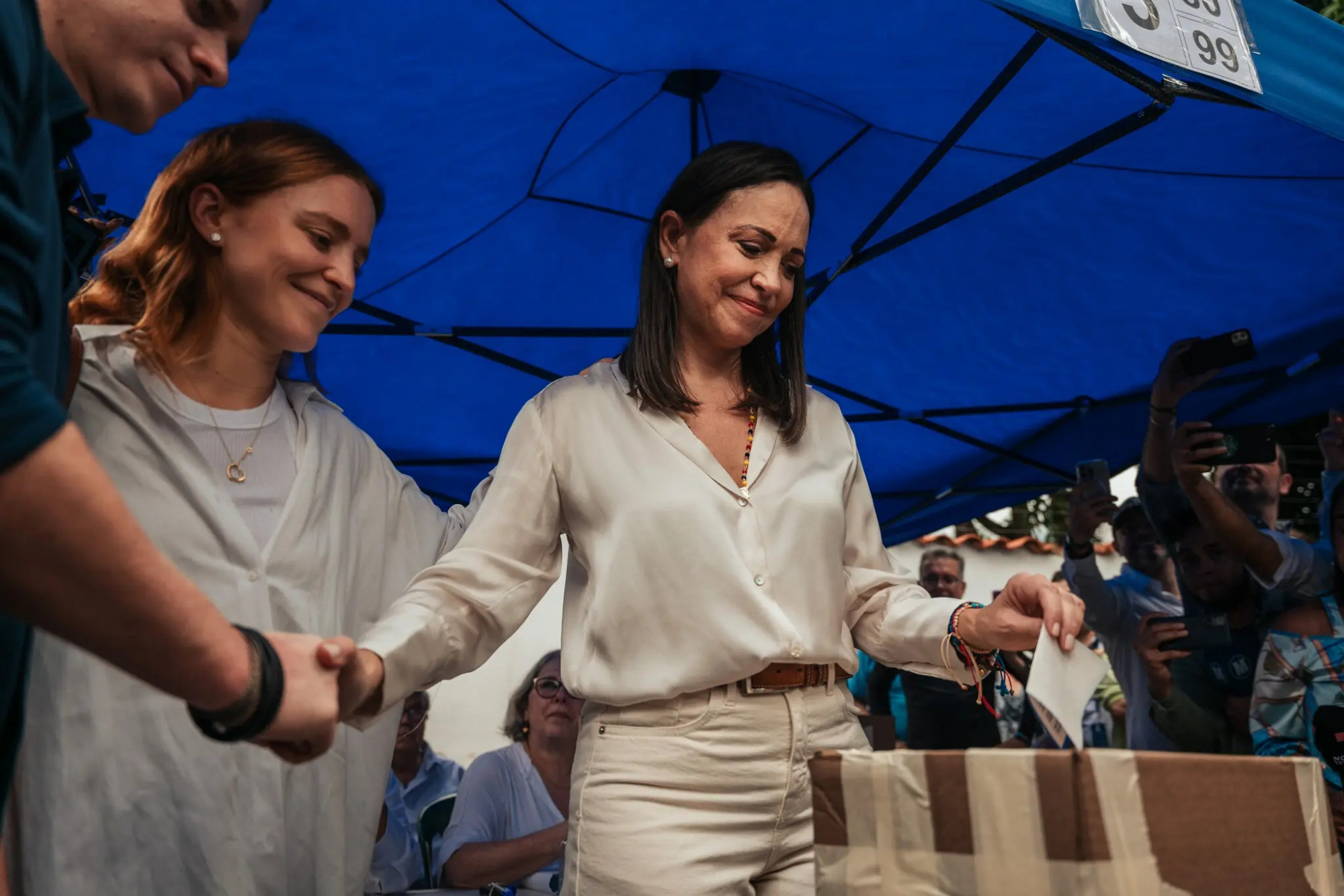Bà María Corina Machado đã bỏ phiếu cùng con trai và con gái tại một cuộc bầu cử năm 2023 ở Venezuela - Ảnh: Adriana Loureiro Fernandez/New York Times
