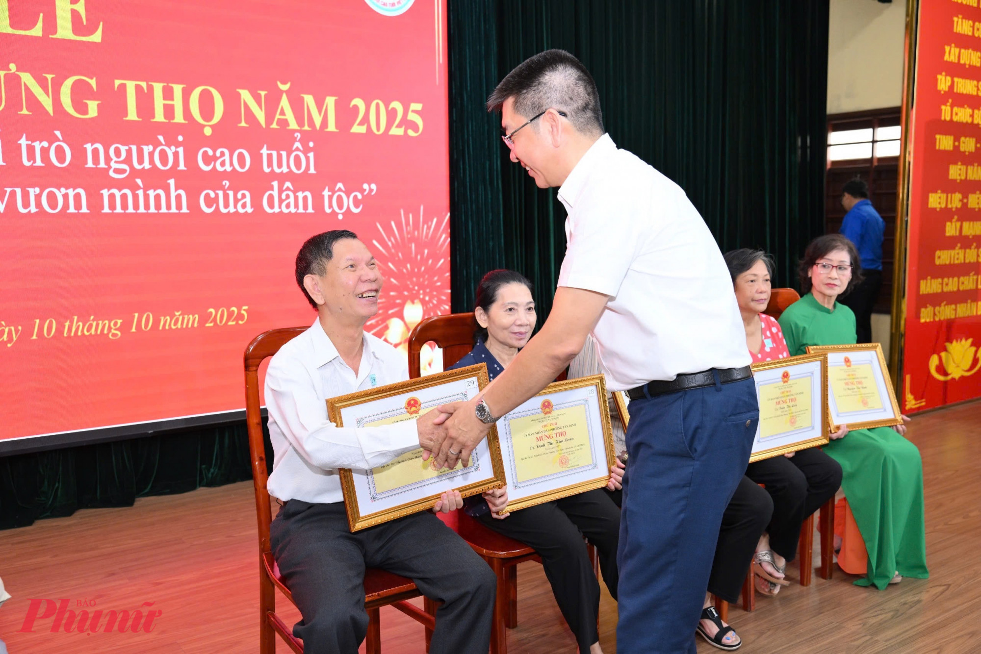 Ông Nguyễn Hải Quân - Chủ tịch UBND phường Tân Định tặng quà, tri ân người cao tuổi - Ảnh: Thanh Tâm