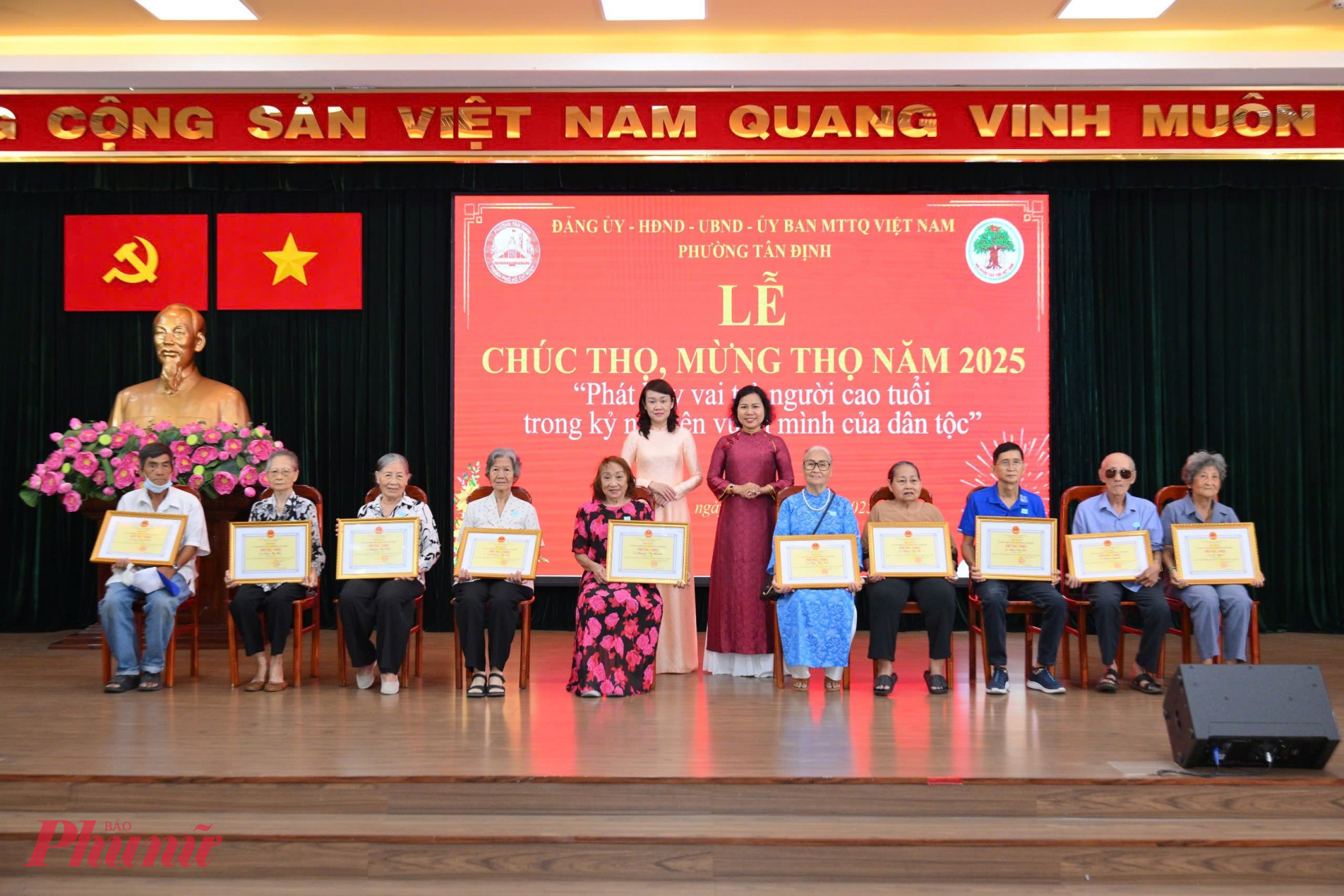 Lãnh đạo phường Tân Định mừng thọ người cao tuổi trên địa bàn - Ảnh: Thanh Tâm