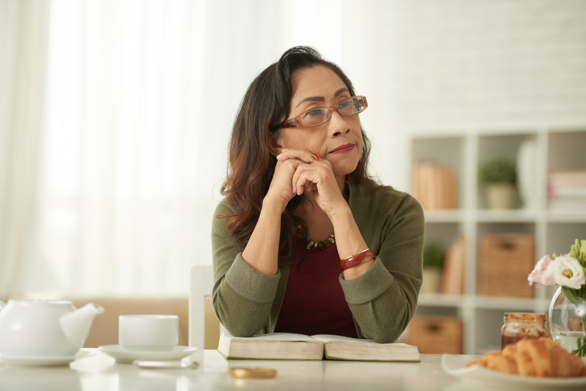 Lẽ nào sự đa nghi nhiều lên theo tuổi tác? - Ảnh: Freepik