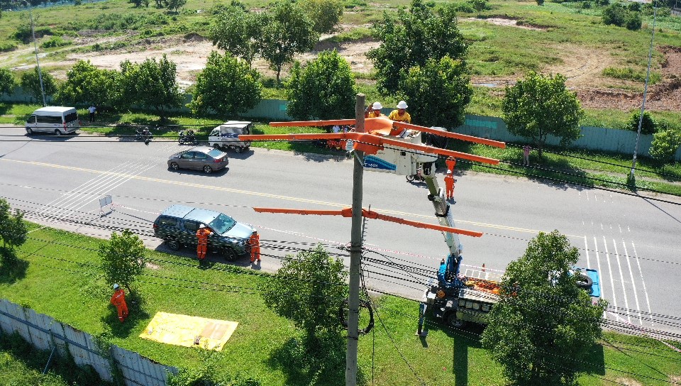 Thi công lưới điện hotline 