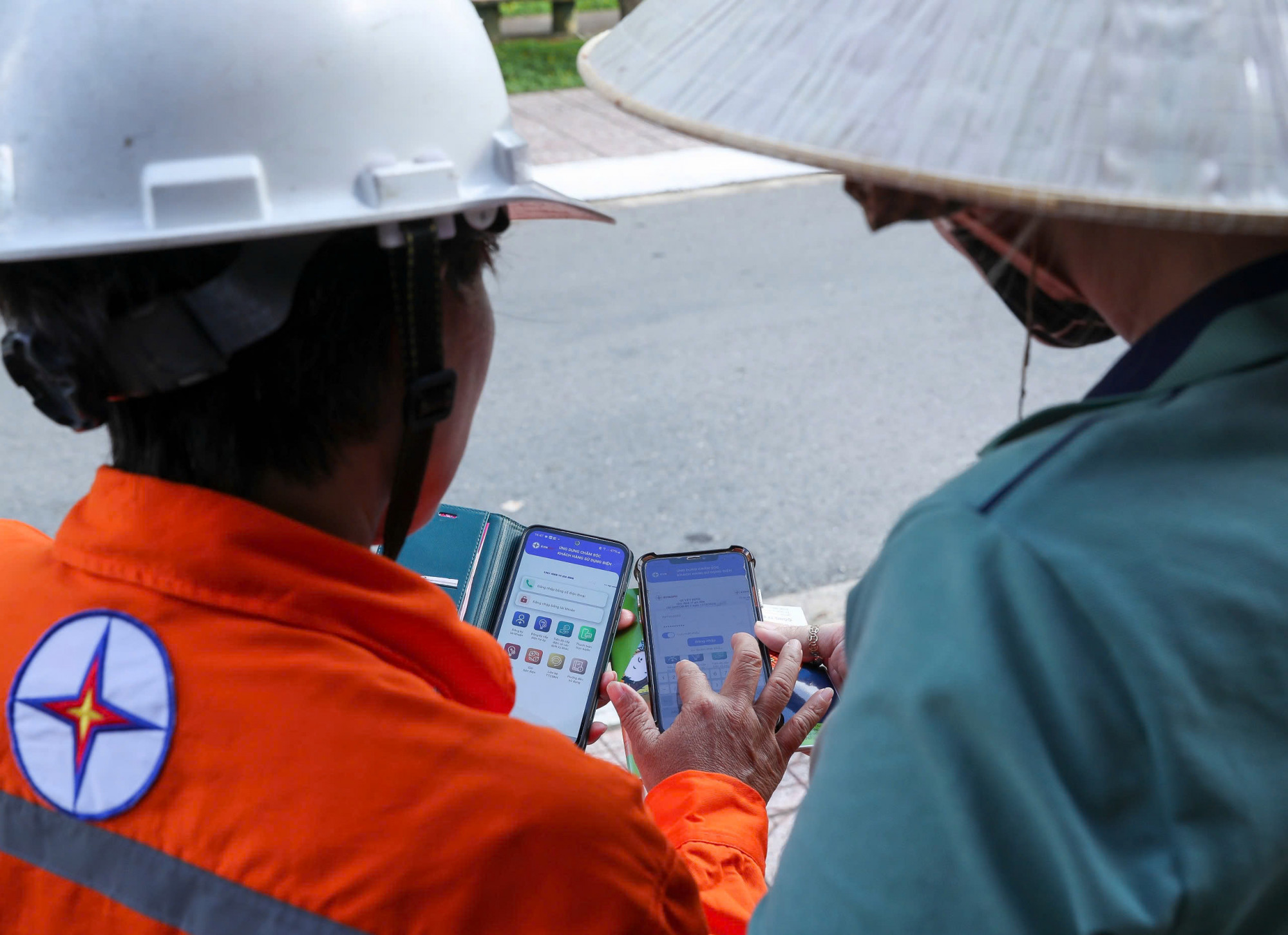 CBCNV EVNSPC hướng dẫn khách hàng cài đặt App CSKH để theo dõi trực tuyến, đăng ký các dịch vụ điện qua thiết bị điện thoại thông minh