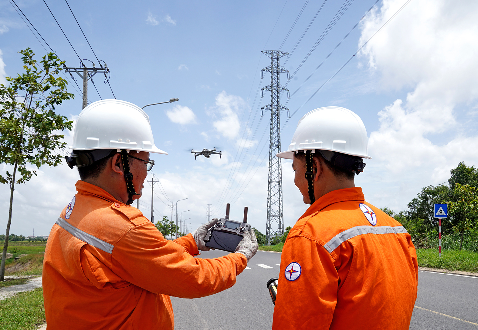 Cán bộ - công nhân viên (CBCNV) EVNSPC ứng dụng thiết bị flycam trong công tác kiểm tra lưới điện