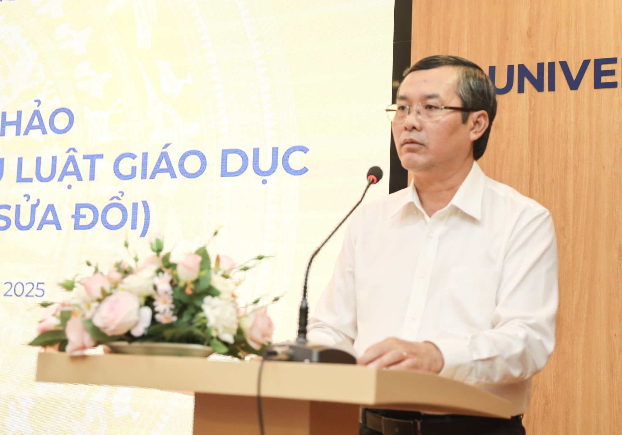 Thứ trưởng Bộ GD-ĐT Nguyễn Văn Phúc chia sẻ tại tọa đàm - Ảnh: HUB