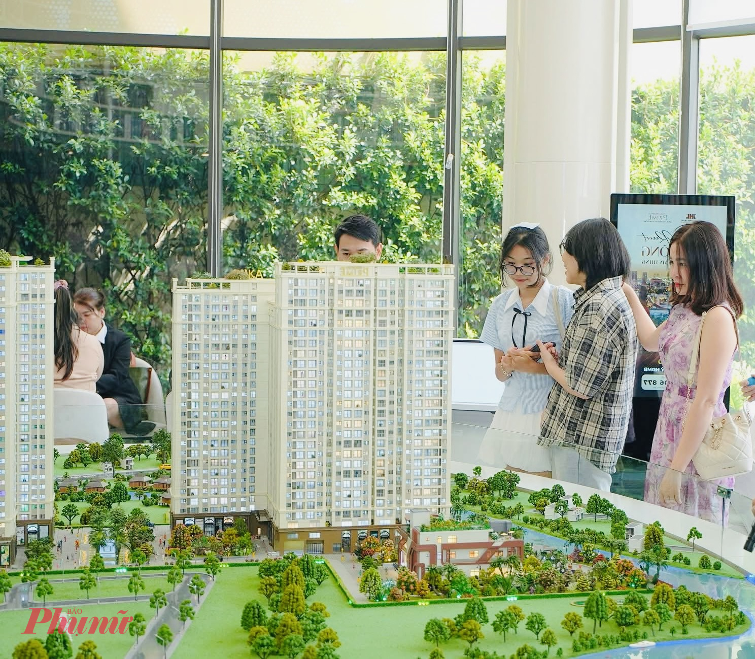 Khách hàng đang xem mô hình dự án căn hộ chung cư ở TPHCM