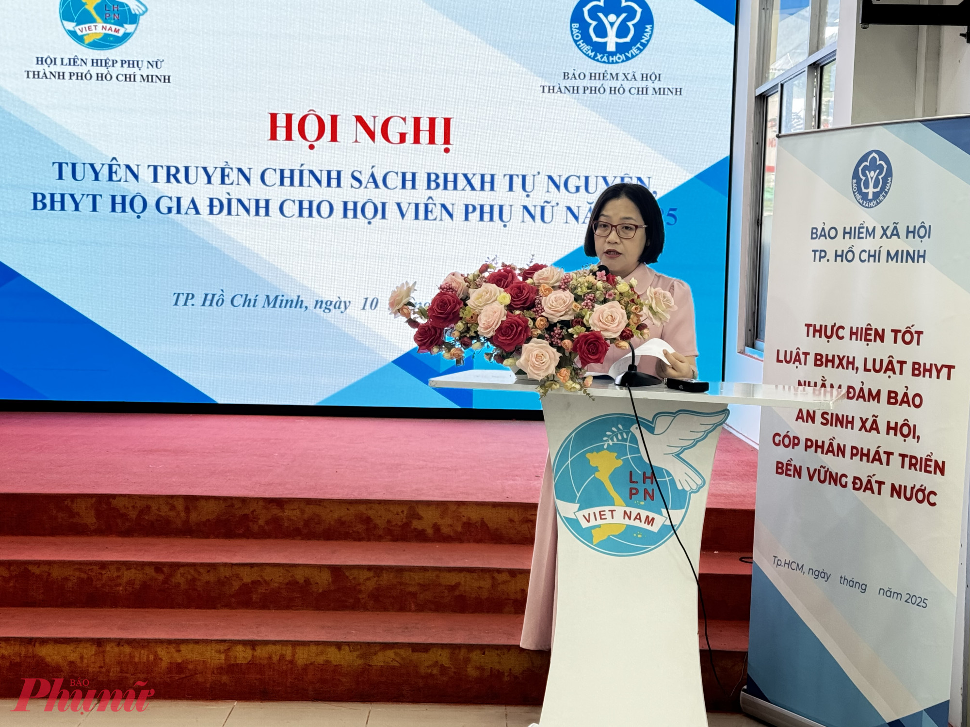 Bà Nguyễn Thanh Loan – Phó Chủ tịch Hội LHPN TPHCM sẽ tiếp tục hỗ trợ hội viên cài đặt và kích hoạt định danh VNeID mức 2, giúp việc sử dụng thẻ BHYT điện tử thuận tiện, đồng bộ với Hồ sơ sức khỏe điện tử.