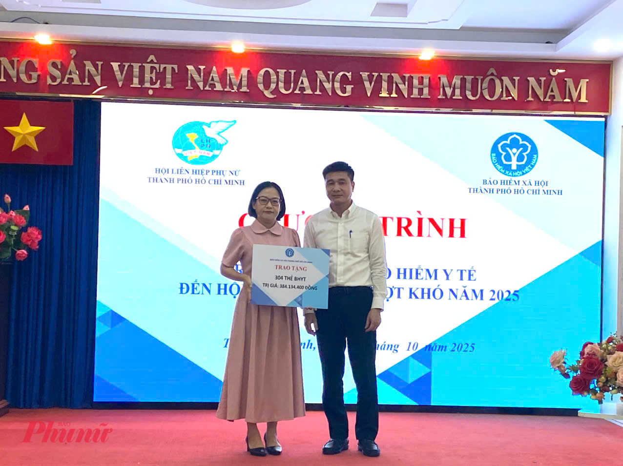 Ông Trần Dũng Hà – Phó Giám đốc BHXH TPHCM trao 304 thẻ BHYT cho Hội LHPN TPHCM