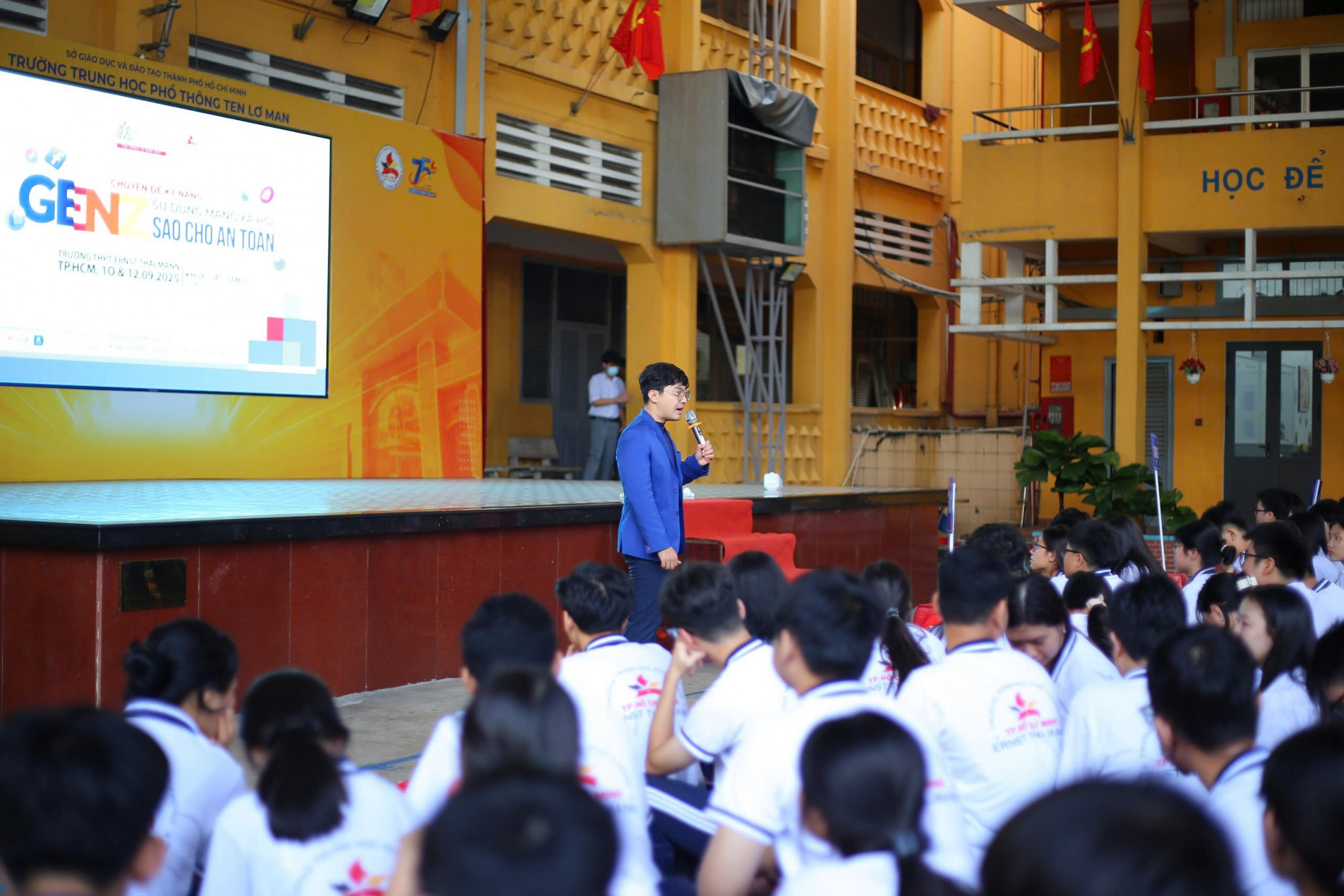 Học sinh Trường THPT Ten Lơ Man tham gia chương trình về chủ đề an toàn trên không gian mạng - Ảnh: T.T.