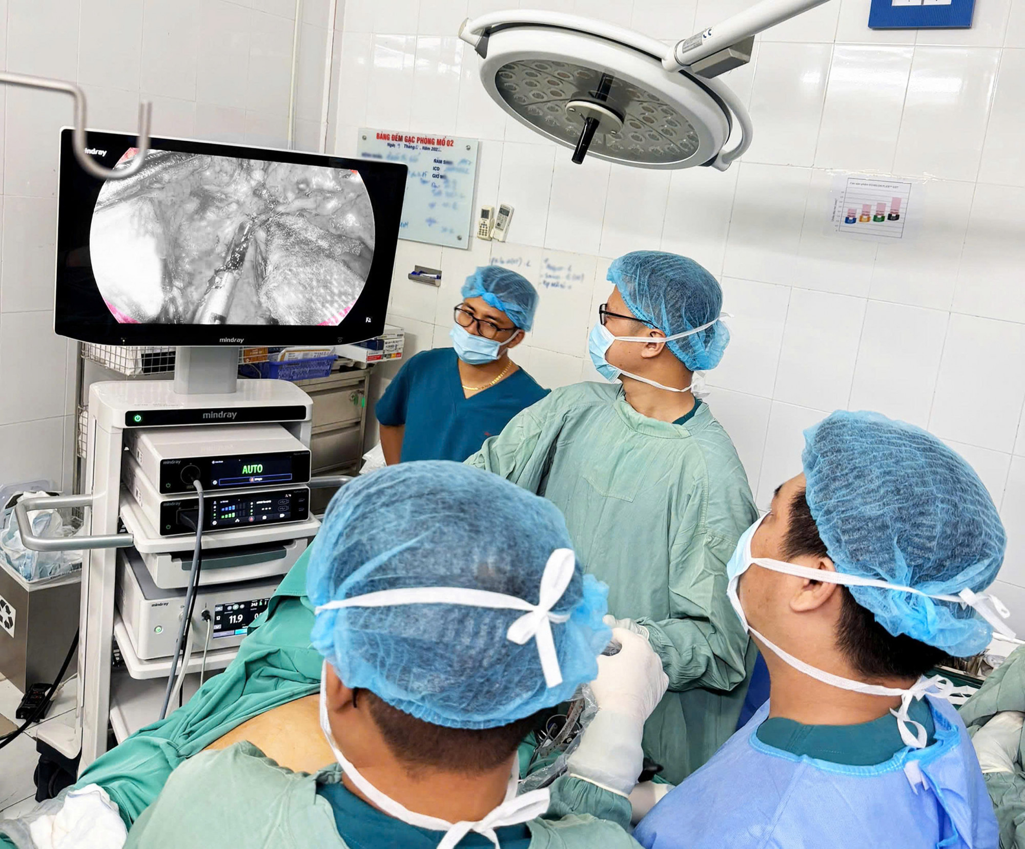 Bác sĩ bệnh viện phẫu thuật nội soi cho ông N., ảnh BVCC