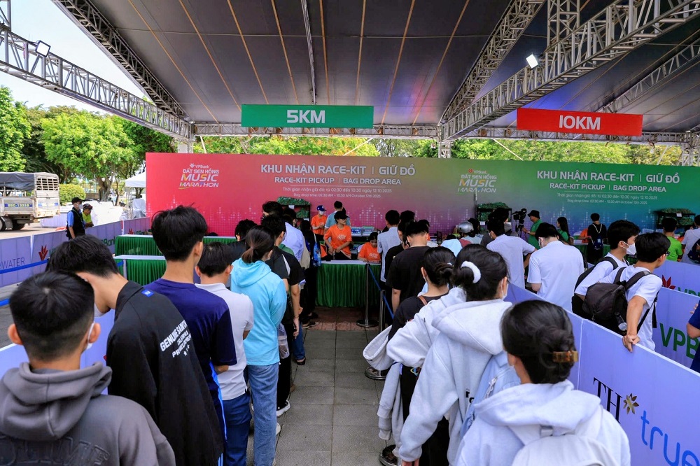 Hàng ngàn runner check-in nhận BIB thi đấu giải chạy VPBank Đất Sen Hồng Music Marathon 2025 - Ảnh: VPBank