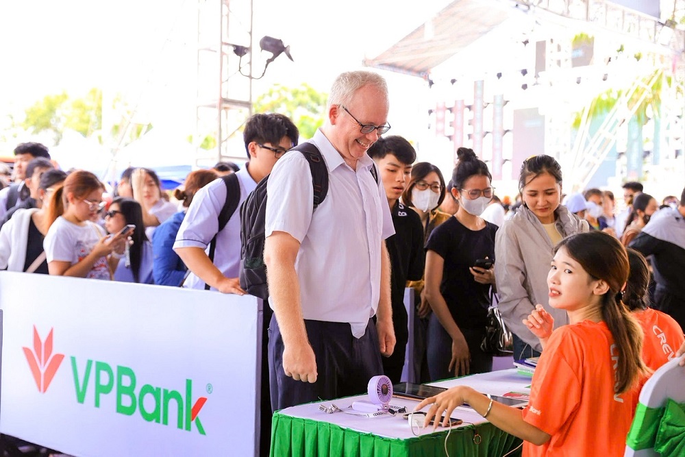 Các runner quốc tế vượt hàng ngàn ki-lô-mét để đến tham gia giải chạy - Ảnh: VP Bank