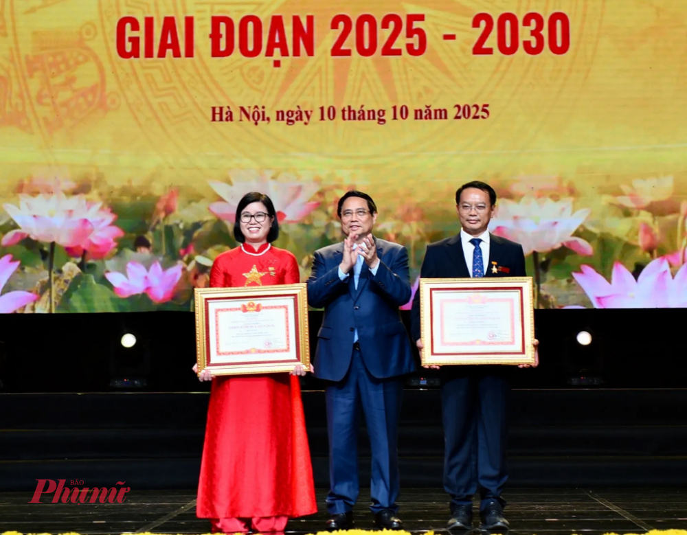 Thủ tướng Chính phủ Phạm Minh Chính trao danh hiệu “Chiến sĩ thi đua toàn quốc” cho 2 cá nhân của Hà Nội là Nhà giáo Ưu tú, tiến sĩ Phạm Xuân Khánh - Bí thư Đảng ủy, Hiệu trưởng Trường cao đẳng Công nghệ cao Hà Nội và Nhà giáo Ưu tú, thạc sĩ Đào Thị Thủy - Hiệu trưởng Trường tiểu học Đoàn Thị Điểm, Hà Nội