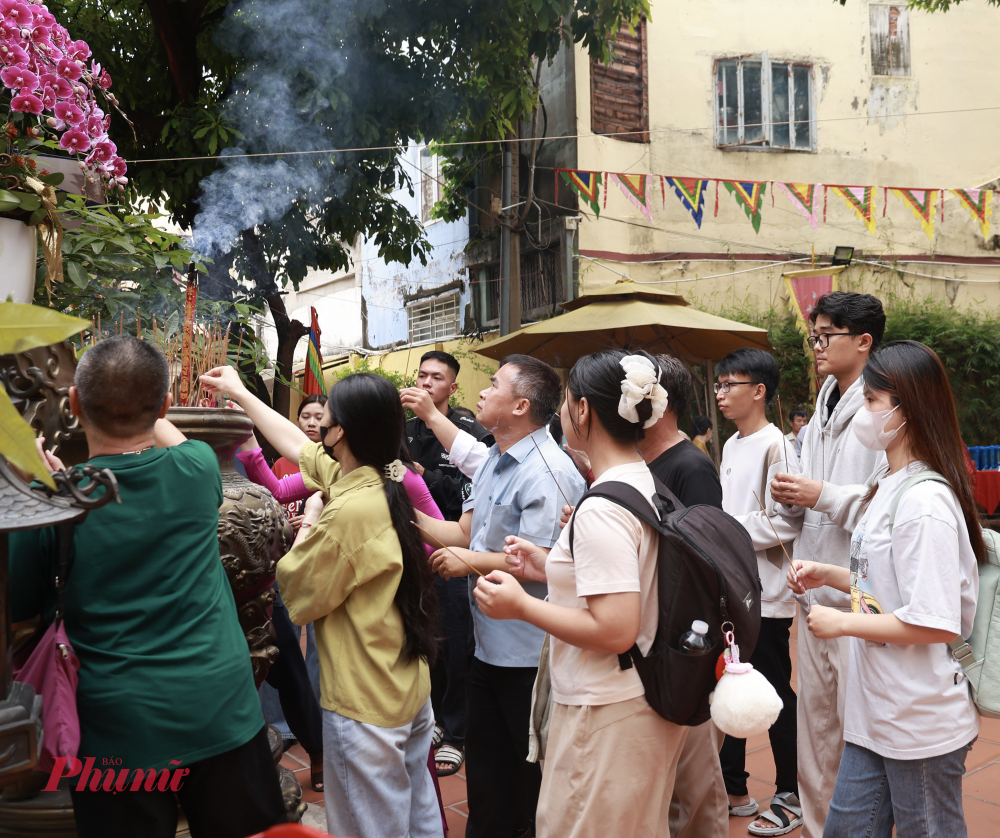 Đông đảo người dân đến thắp hương từ sớm 