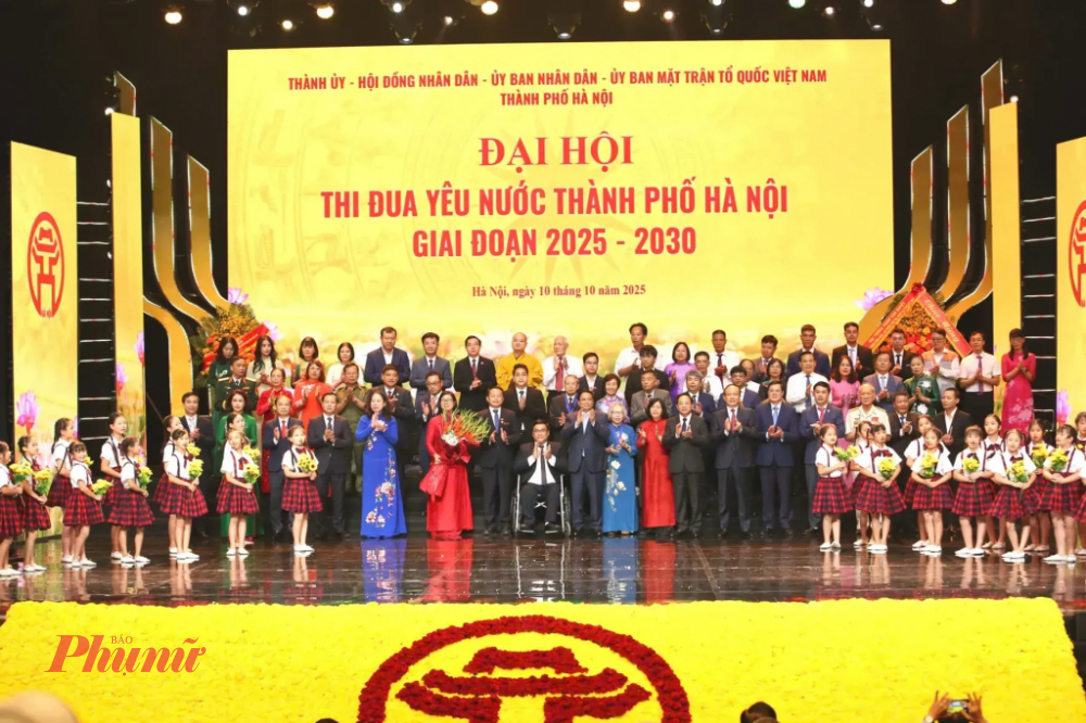 Thủ tướng Chính phủ Phạm Minh Chính và các đồng chí lãnh đạo T.Ư, TP Hà Nội chụp ảnh lưu niệm cùng các đại biểu, Công dân Thủ đô ưu tú, điển hình tiên tiến tại Đại hội (Ảnh: Phạm Hùng)