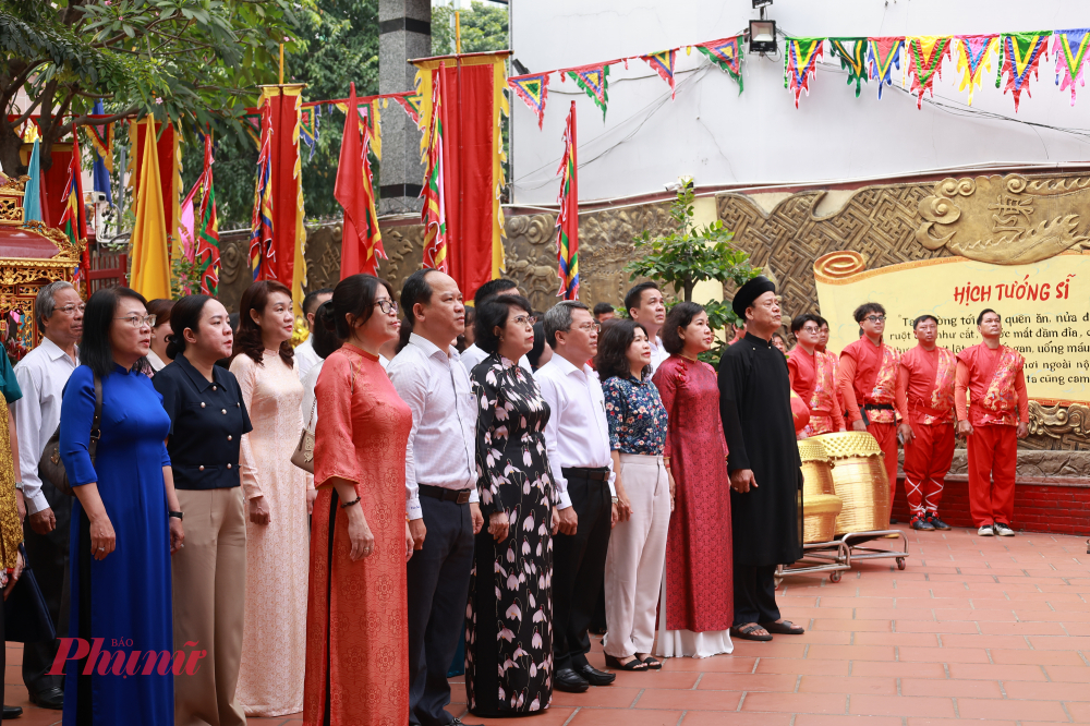 Khoảnh khắc chào cờ trang nghiêm 