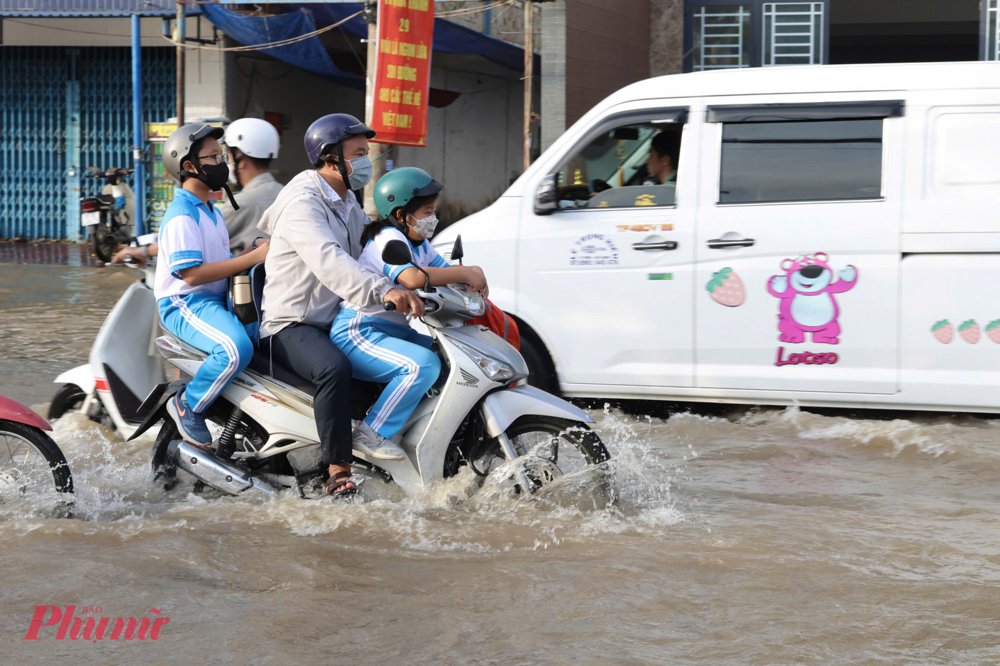Triều cường gây ngập trên đường Cách Mạng Tháng Tám, TP Cần Thơ. Ảnh: Trung Phạm