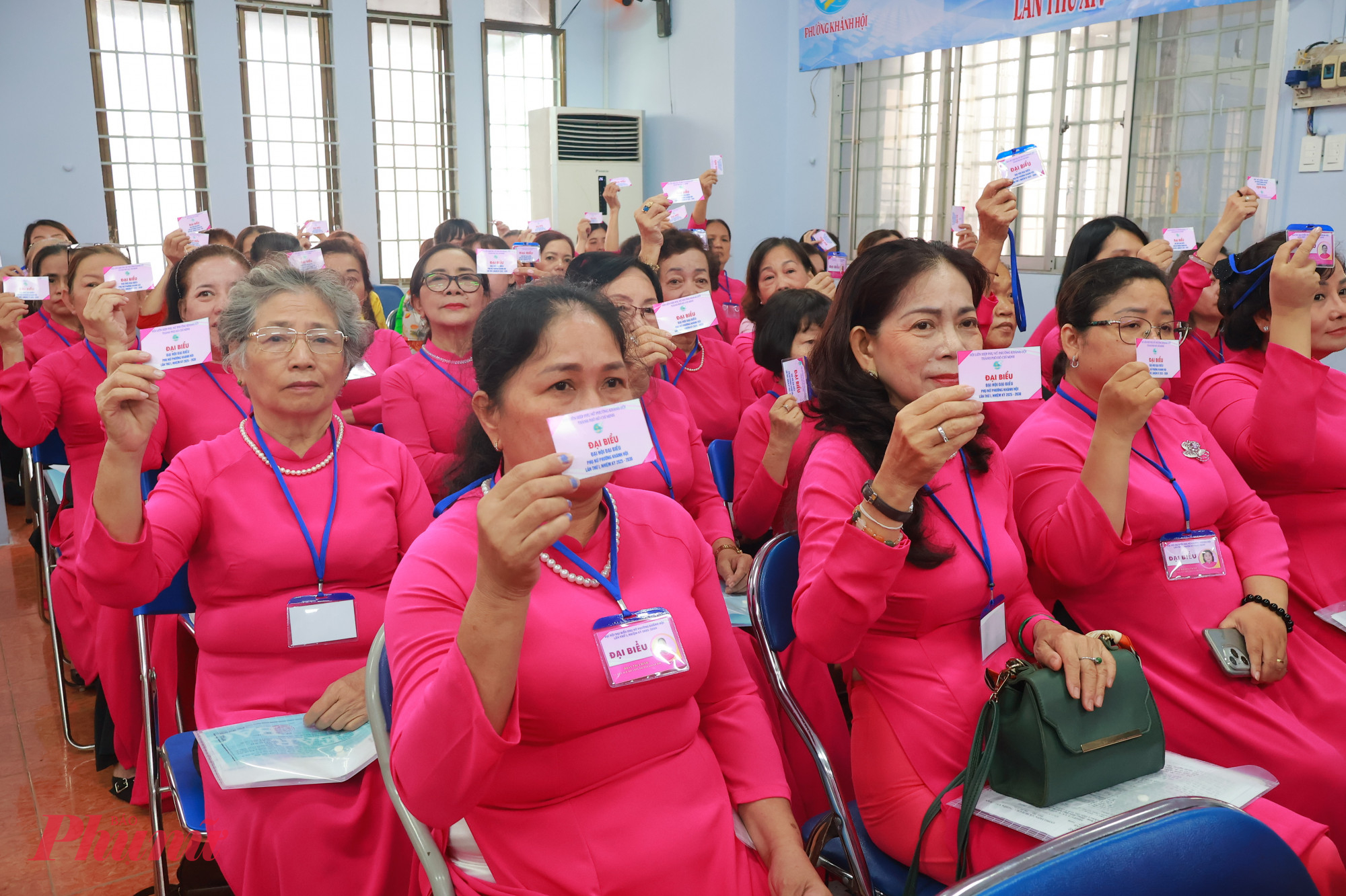 Đại biểu biểu quyết thông qua một số nội dung tại Đại hội - Ảnh: N.T.Thanh