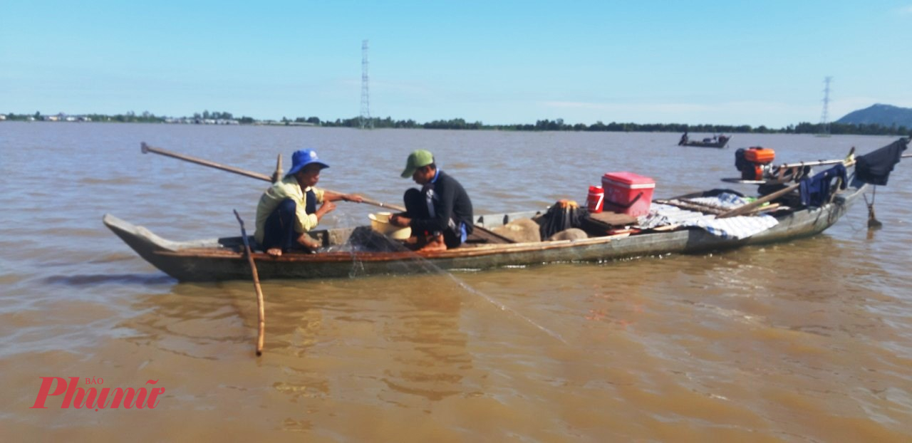 Người dân vùng đầu nguồn tỉnh An Giang khai thác thủy sản mùa lũ. Ảnh: Văn Phước