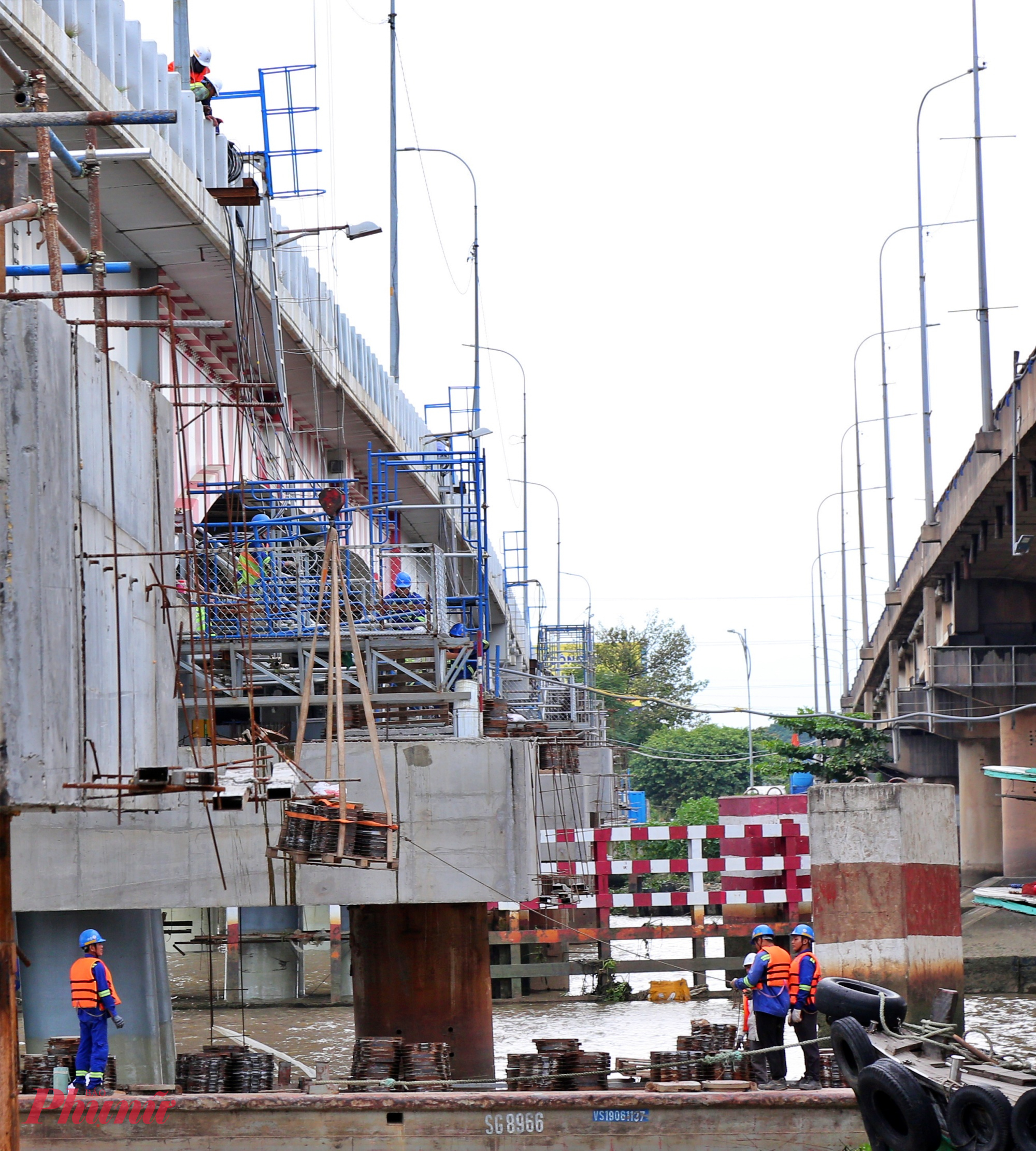 Tương tự như cầu Bình Triệu 1, Dự án sử dụng công nghệ “kích nâng cầu”, đây là giải pháp hiện đại giúp nâng toàn bộ kết cấu cầu mà không cần tháo dỡ hay xây mới.