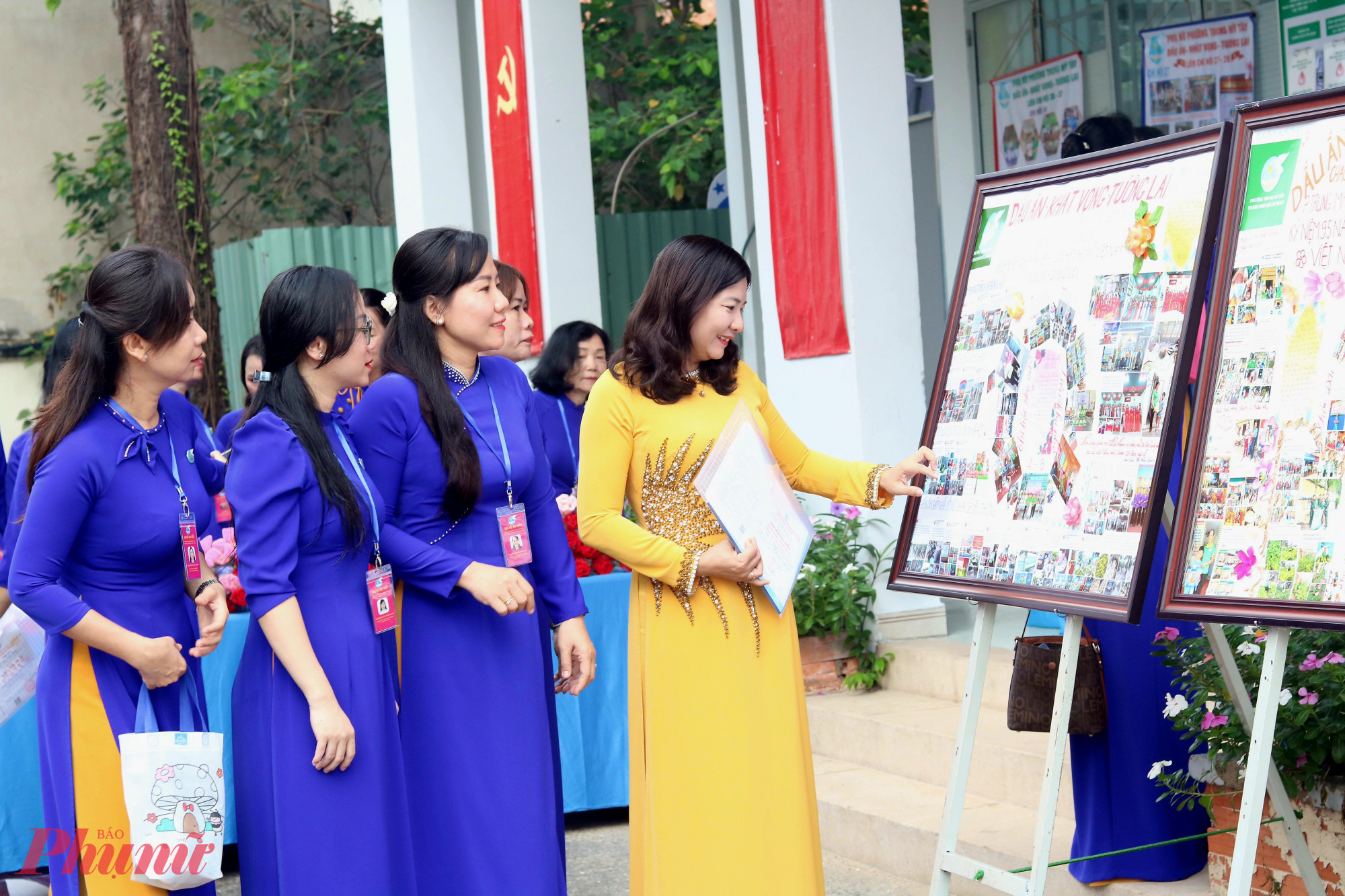 Bà Nguyễn Thị Ngọc Linh – Phó chủ tịch Hội LHPN TPHCM (bìa phải) về dự đại hội và cùng đại biểu phụ nữ phường Trung Mỹ Tây tham quan không gian trưng bày tác phẩm tham gia hội thi báo ảnh với chủ đề “Phụ nữ Trung Mỹ Tây – Dấu ấn, khát vọng, tương lai”. Đây là hội thi do Hội LHPN phường tổ chức - Ảnh: Thảo Nguyên