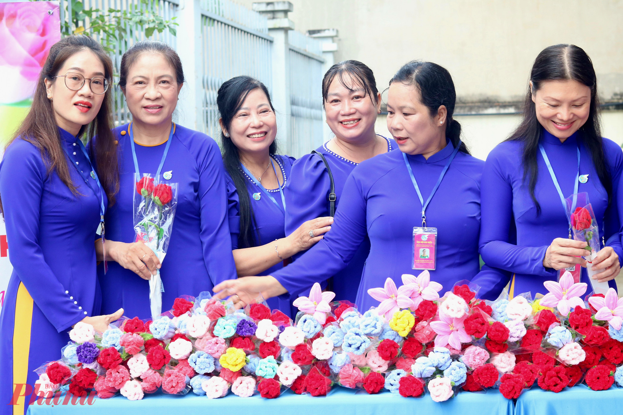 Nhân đại hội, Hội LHPN phường Trung Mỹ Tây giới thiệu công trình “1.000 đoá hoa tôn vinh phụ nữ Việt Nam”. Cán bộ, hội viên phụ nữ phường đã cùng làm 1.000 bông hoa bằng kẽm nhung để tặng các dì, các chị em trên địa bàn trong dịp Ngày Phụ nữ Việt Nam 20/10 sắp tới - Ảnh: Thảo Nguyên