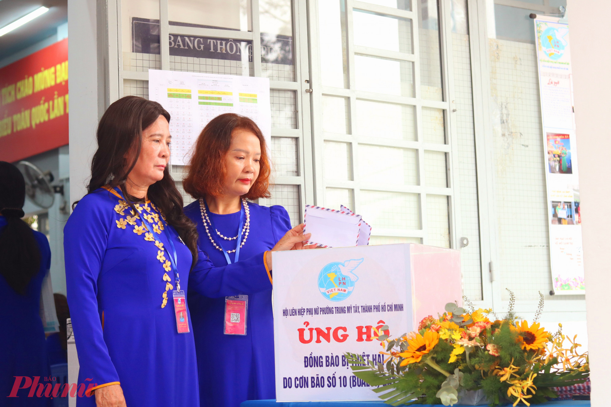 Dự đại hội, các đại biểu đã cùng ủng hộ tiền để chia sẻ khó khăn với đồng bào bị thiệt hại do cơn bão số 10 gây ra - Ảnh: Thảo Nguyên