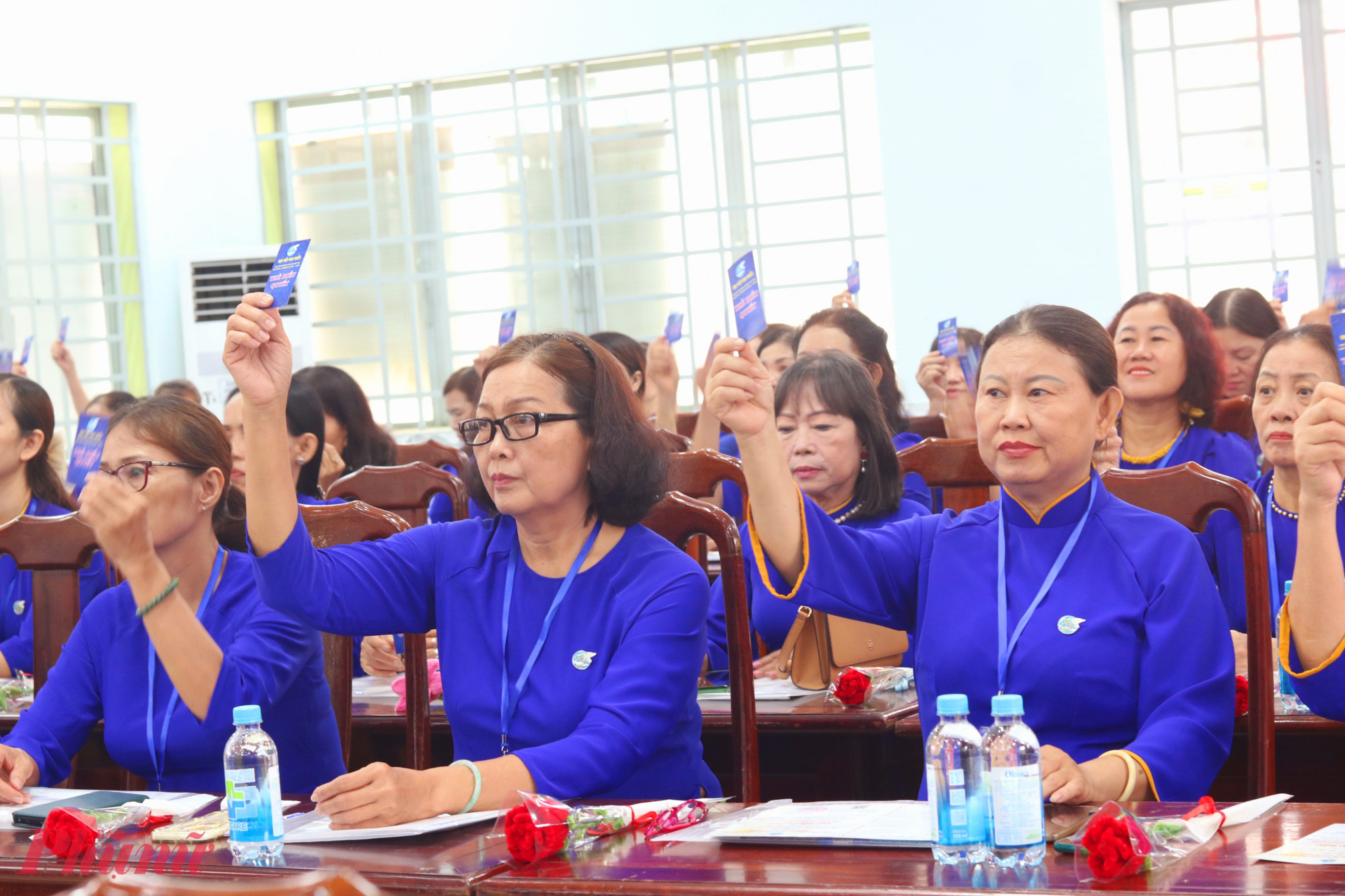 Đại biểu biểu quyết thông qua Nghị quyết Đại hội đại biểu Phụ nữ phường Trung Mỹ Tây lần thứ I, nhiệm kỳ 2025 – 2030 - Ảnh: Thảo Nguyên