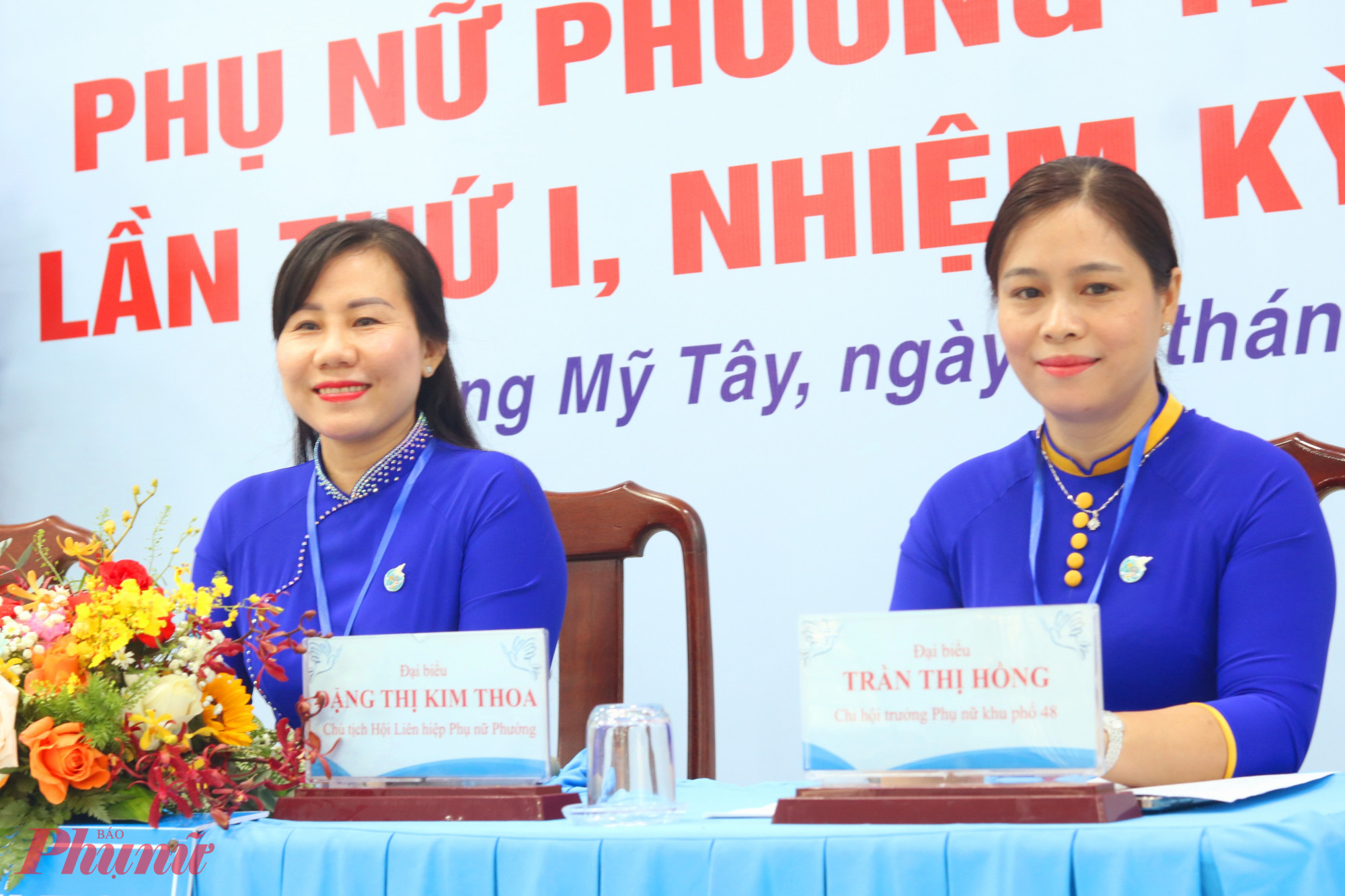 Bà Đặng Thị Kim Thoa (bìa trái) là Chủ tịch Hội LHPN phường Trung Mỹ Tây, nhiệm kỳ 2025 – 2030 - Ảnh: Thảo Nguyên