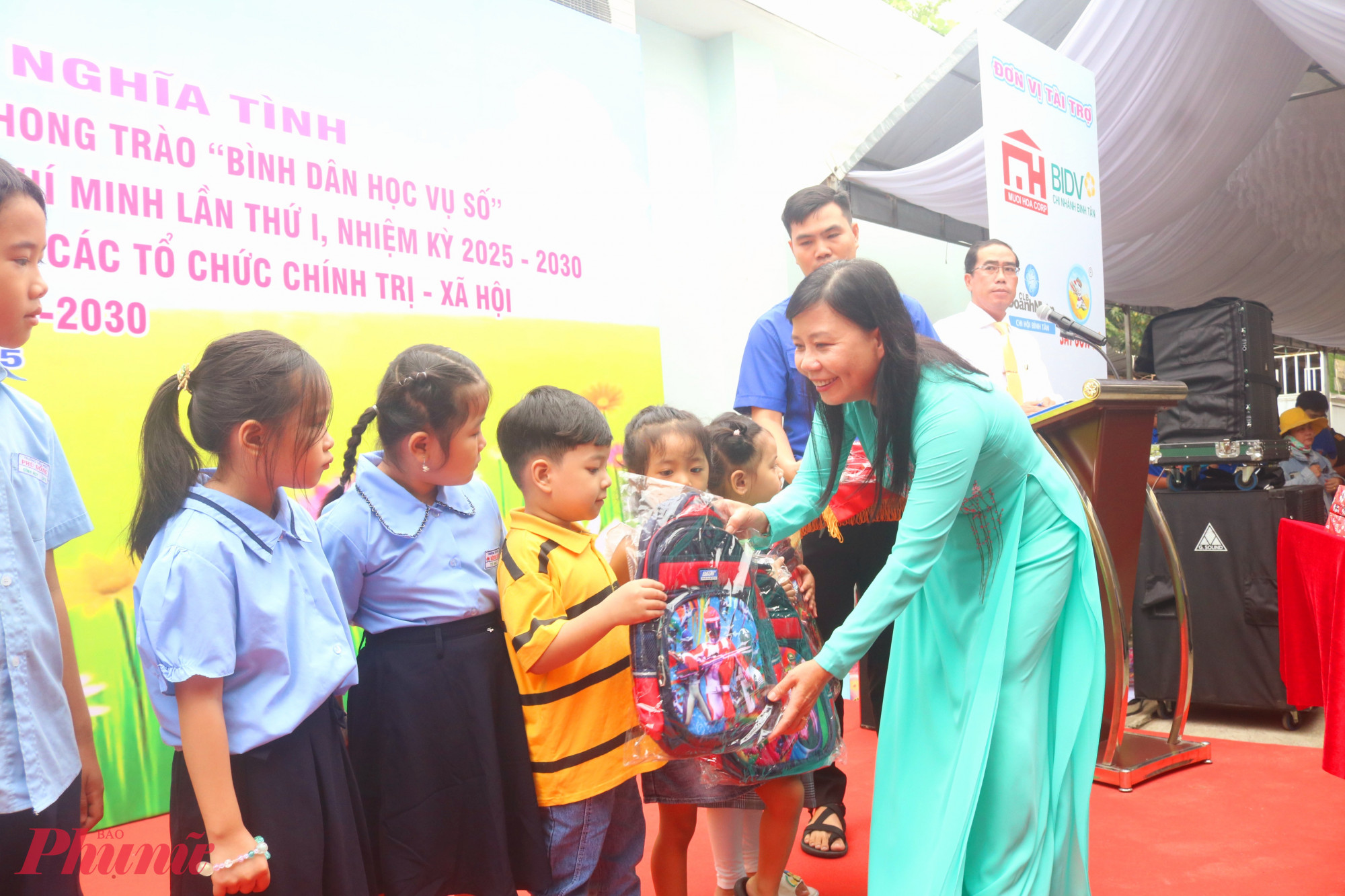 Những phần quà thiết thực được trao đến các em học sinh - Ảnh: Mẫn Nhi