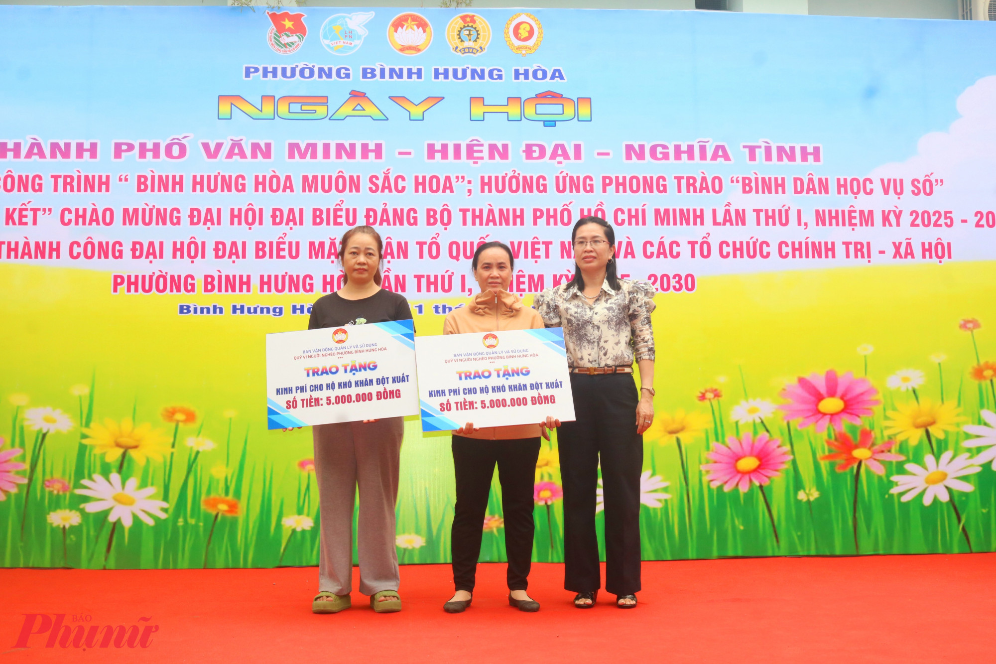 Bà Phạm Thị Ngọc Diệu – Phó chủ tịch UBND phường Bình Hưng Hoà (bìa phải) – trao bảng tượng trưng hỗ trợ kinh phí cho 2 hộ dân đang gặp khó khăn - Ảnh: Mẫn Nhi