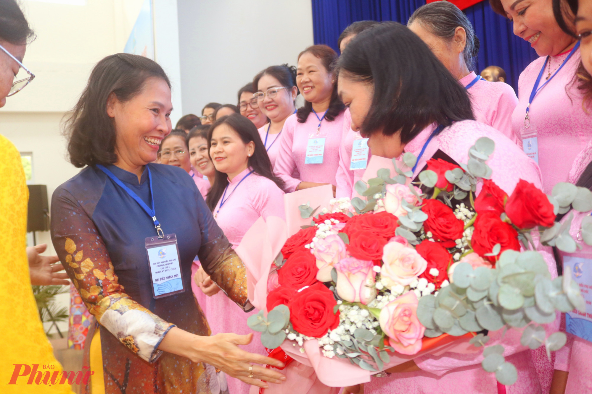 Bà Lê Thị Kim Thu – Phó chủ tịch Hội LHPN TPHCM – tặng hoa chúc mừng Ban chấp hành Hội LHPN phường Thủ Đức, nhiệm kỳ 2025 – 2030 - Ảnh: Thảo Nguyên