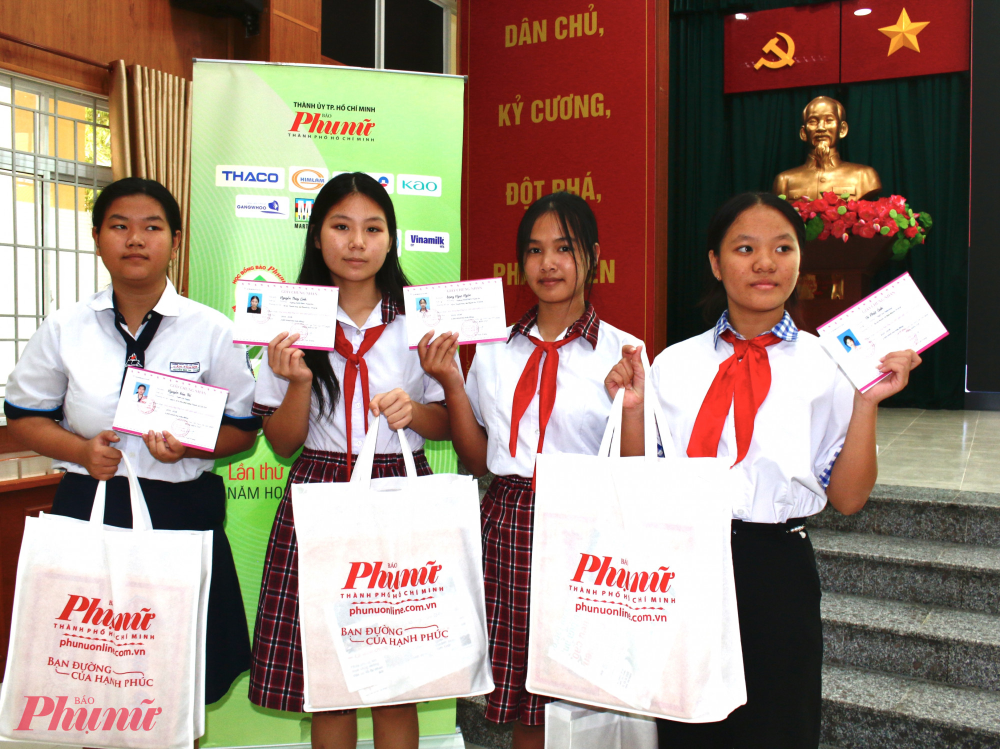 Nụ cười rạng rỡ của các em sau khi nhận học bổng của Báo Phụ nữ TPHCM