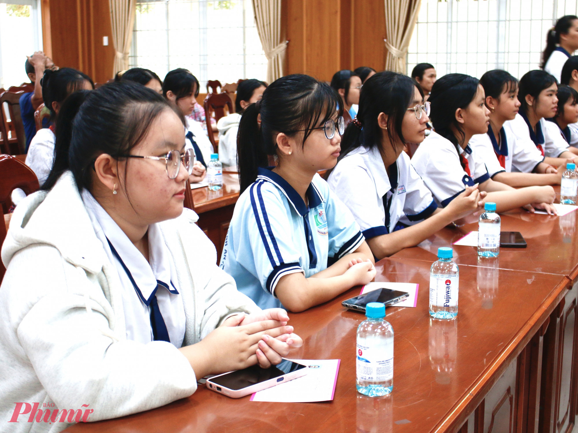 Các em nữ sinh tại buổi lễ trao học bổng