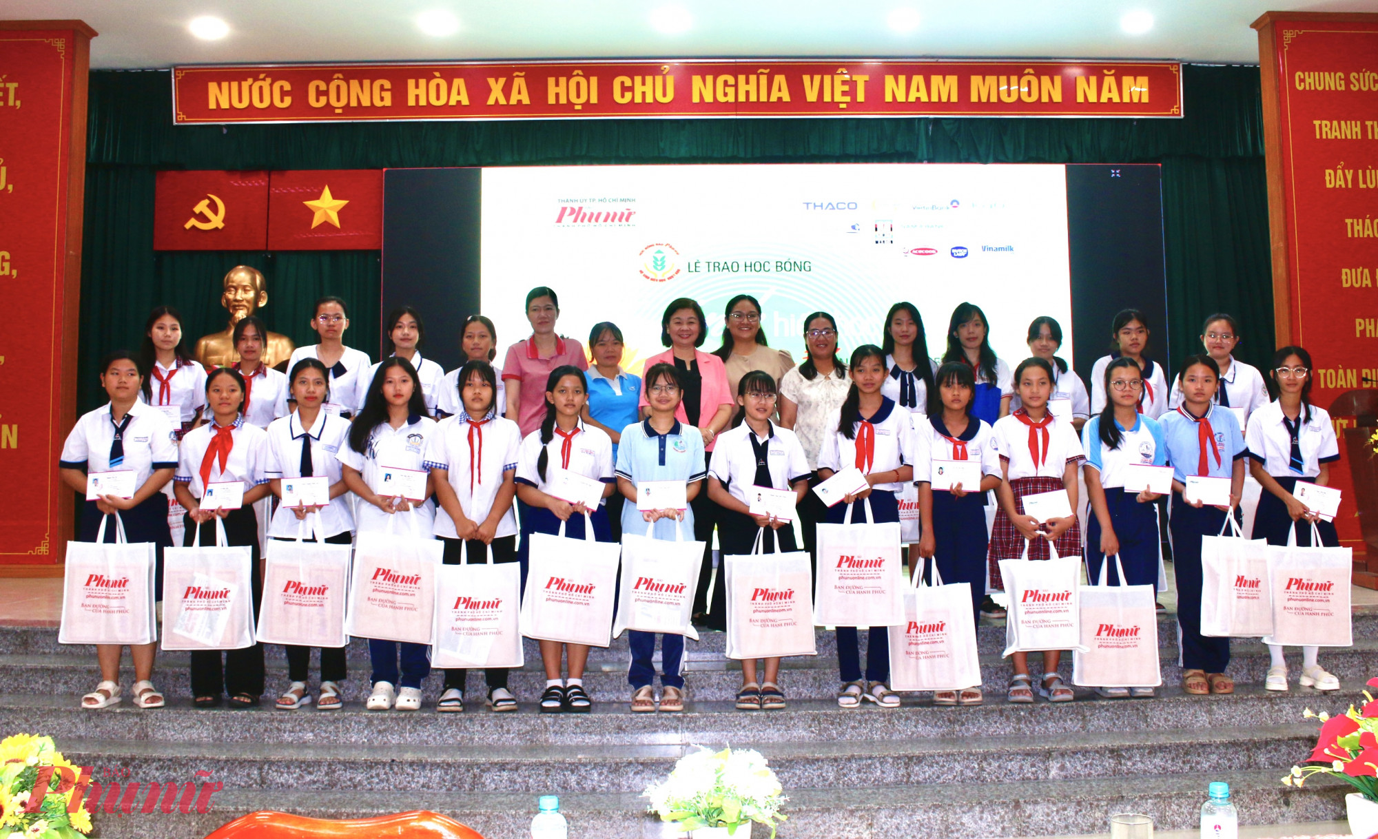 25 suất học bổng yêu thương của Báo Phụ nữ TPHCM được trao tận tay đến các em nữ sinh hiếu học, vượt khó