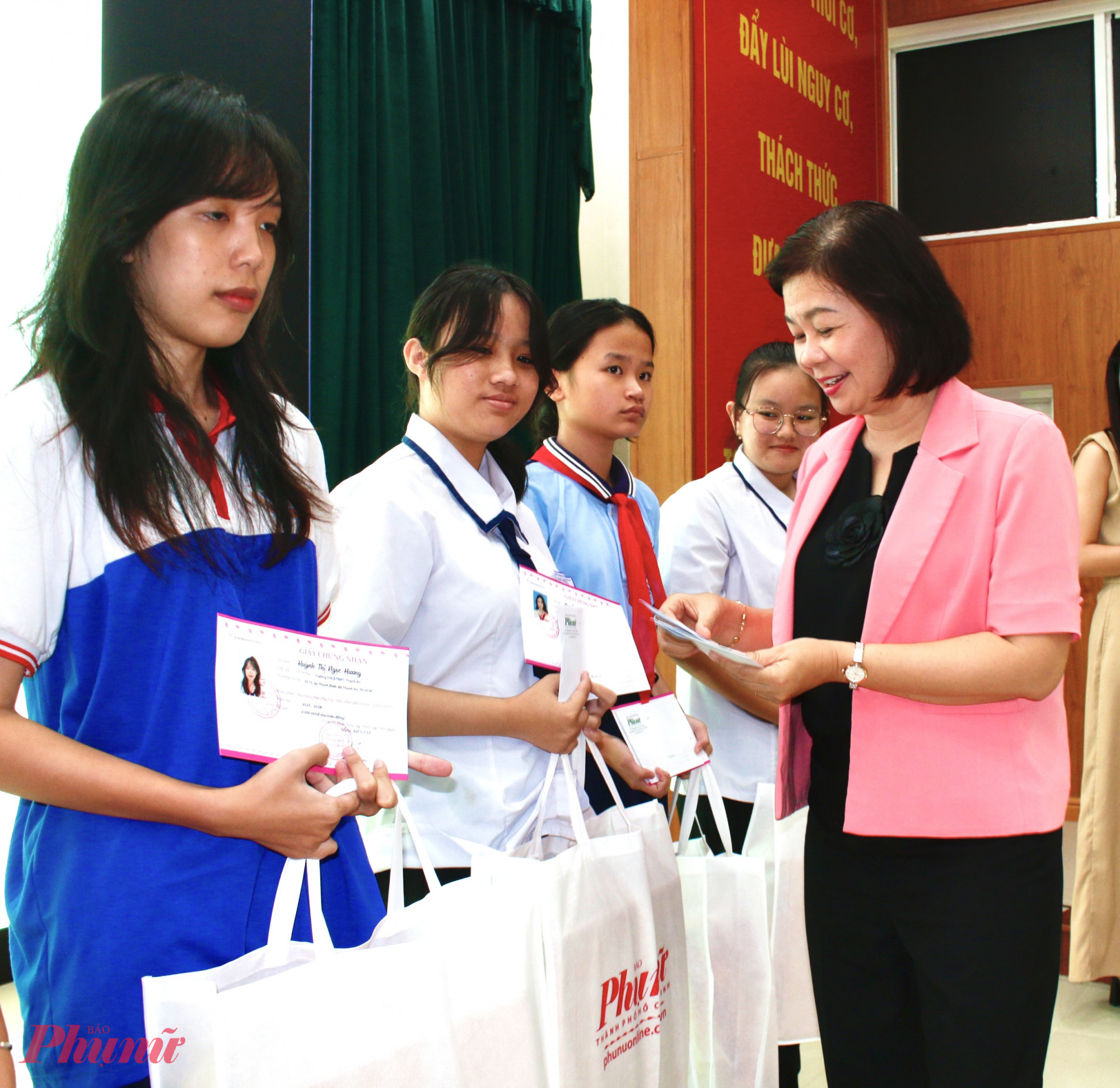 Bà Lý Việt Trung - Tổng biên tập Báo Phụ nữ TPHCM trao học bổng và quà đến các em nữ sinh