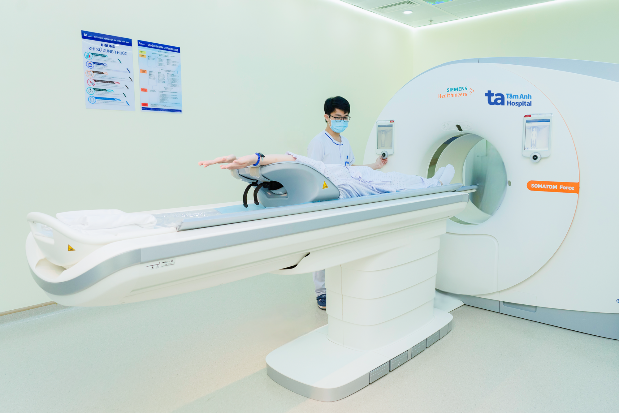 “Siêu máy” CT Somatom Force VB30 (Đức) với hơn 100.000 lát cắt tích hợp AI hỗ trợ chẩn đoán nhanh đột quỵ, nhồi máu cơ tim... Ảnh: BVĐK Tâm Anh