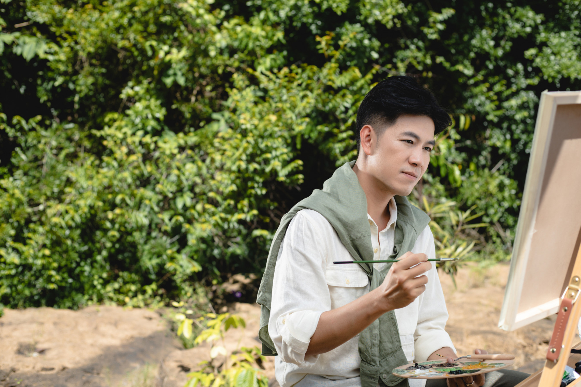 Hồ Trung Dũng hoá thân thành hoạ sĩ trong MV mới