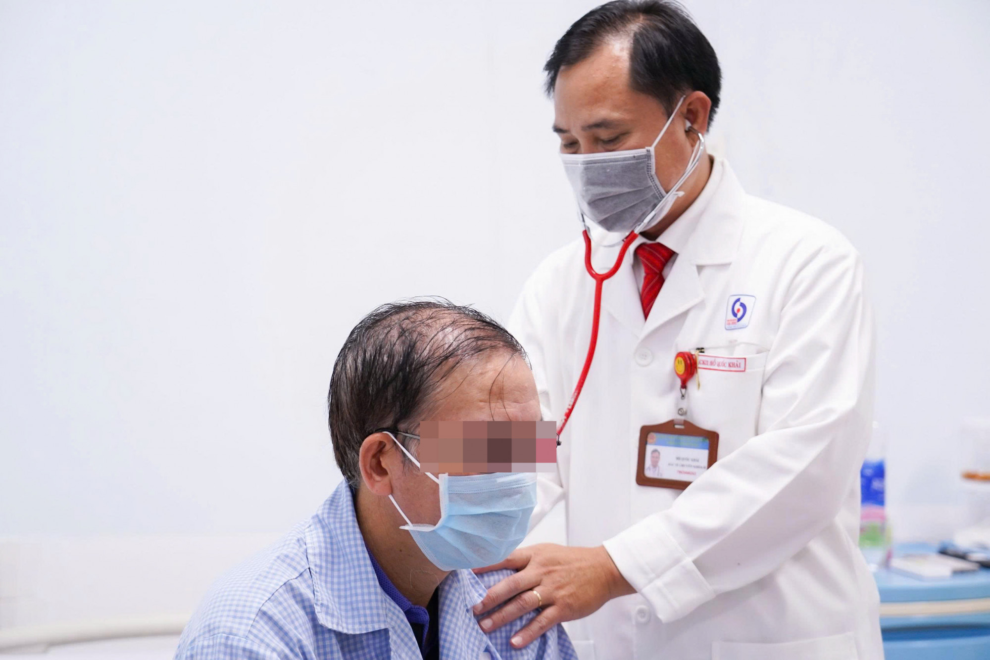 Bác sĩ Hồ Quốc Khải đang kiểm tra sức khoẻ cho một trường hợp nhập viện vì viêm phổi tại Bệnh viện Nhân Dân Gia Định - Ảnh: M. T.