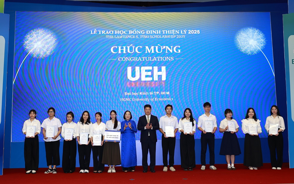 Sinh viên Đại học Kinh tế TP.HCM đón nhận học bổng Đinh Thiện Lý lần 23-2025 - Ảnh: Phú Mỹ Hưng