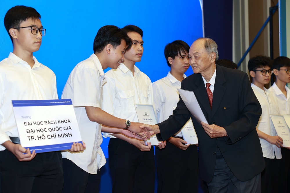 Ông Phan Chánh Dưỡng - Chủ tịch Hội đồng Quản lý Quỹ Hỗ trợ Cộng đồng Đinh Thiện Lý trao học bổng cho sinh viên Đại học Bách Khoa TPHCM - Ảnh: Phú Mỹ Hưng