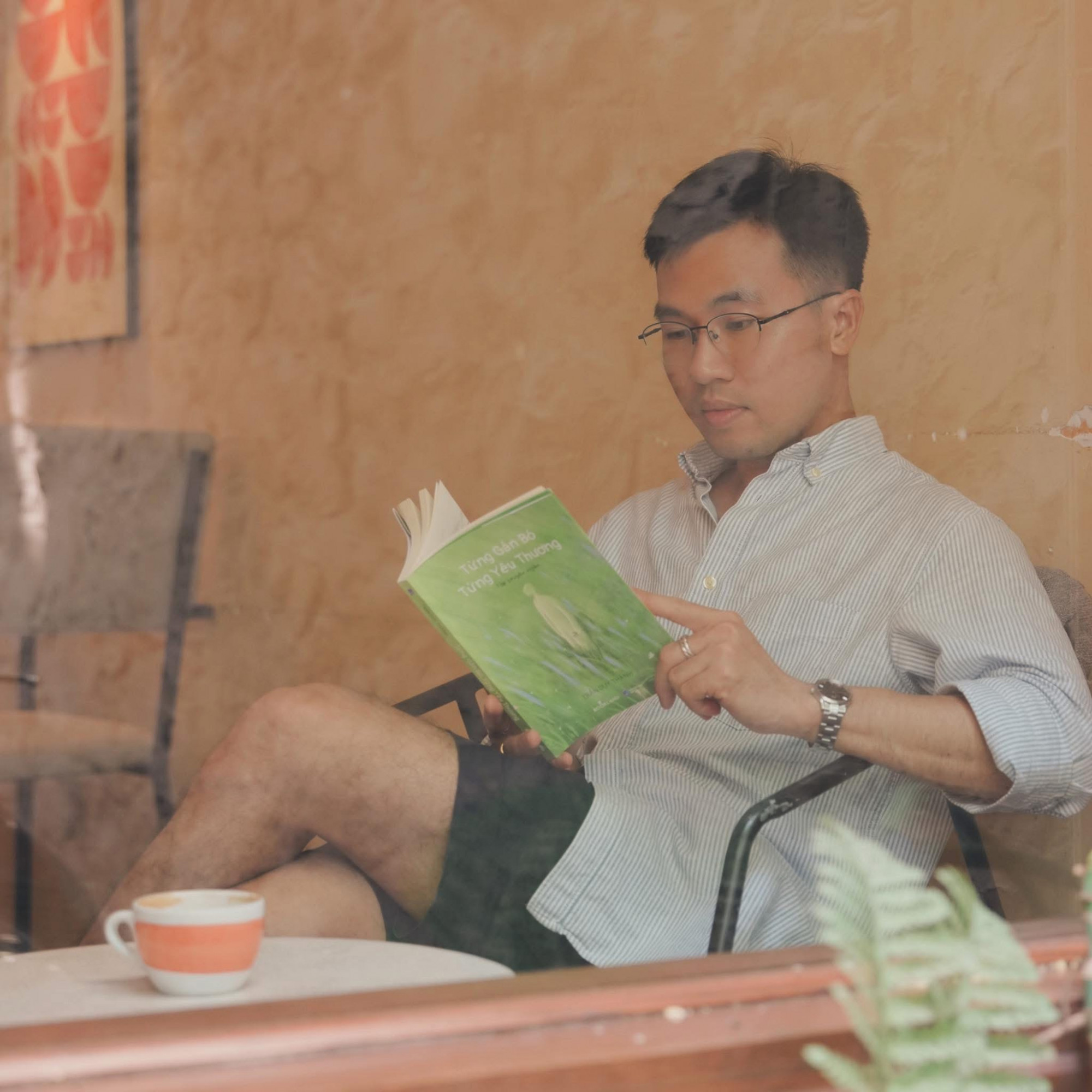 Tác giả Trần Duy Thành cùng với tác phẩm của mình - Ảnh: Nhân vật cung cấp