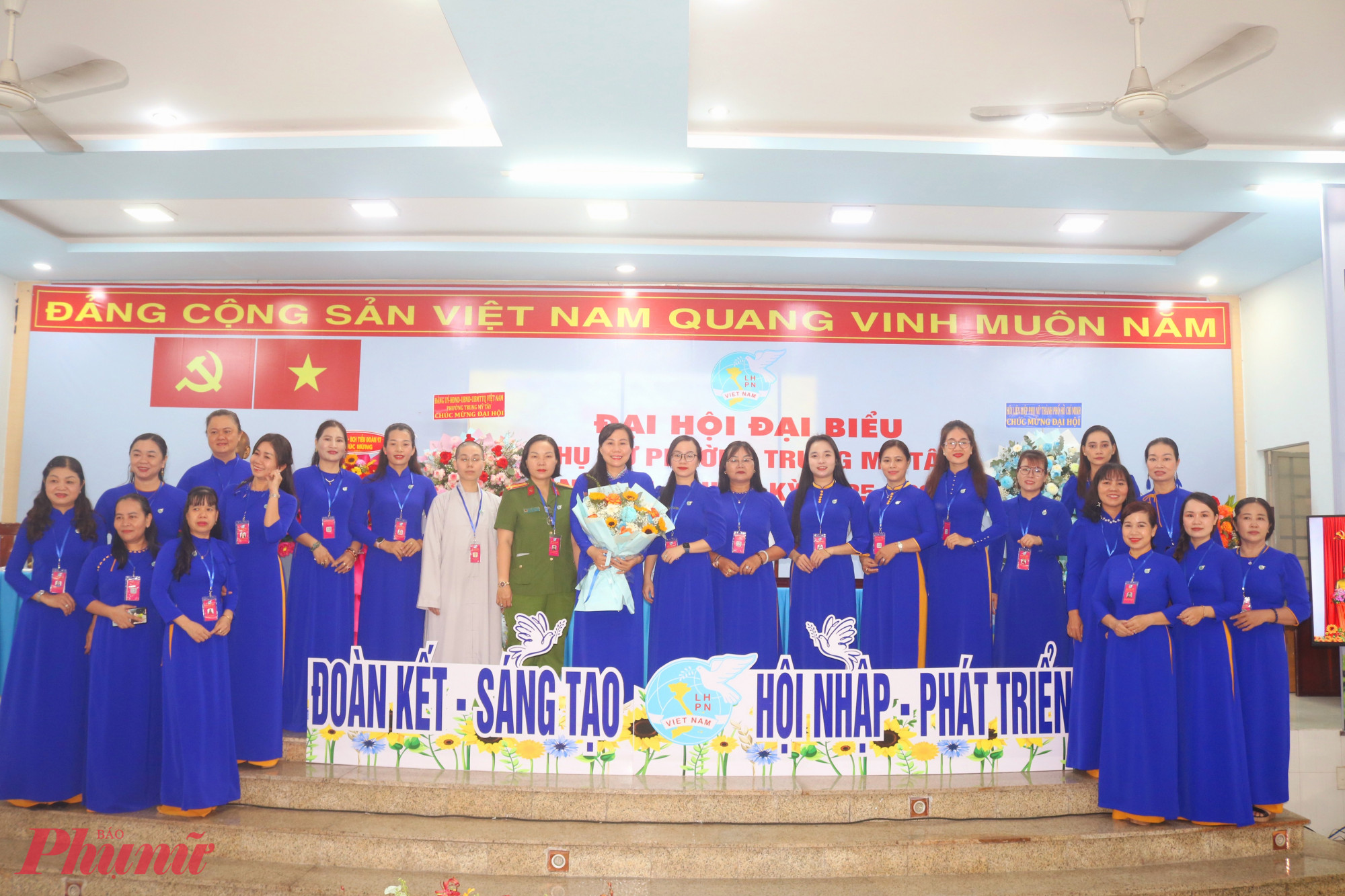 Ban chấp hành Hội LHPN phường Trung Mỹ Tây, nhiệm kỳ 2025 – 2030 ra mắt đại hội - Ảnh: Thảo Nguyên