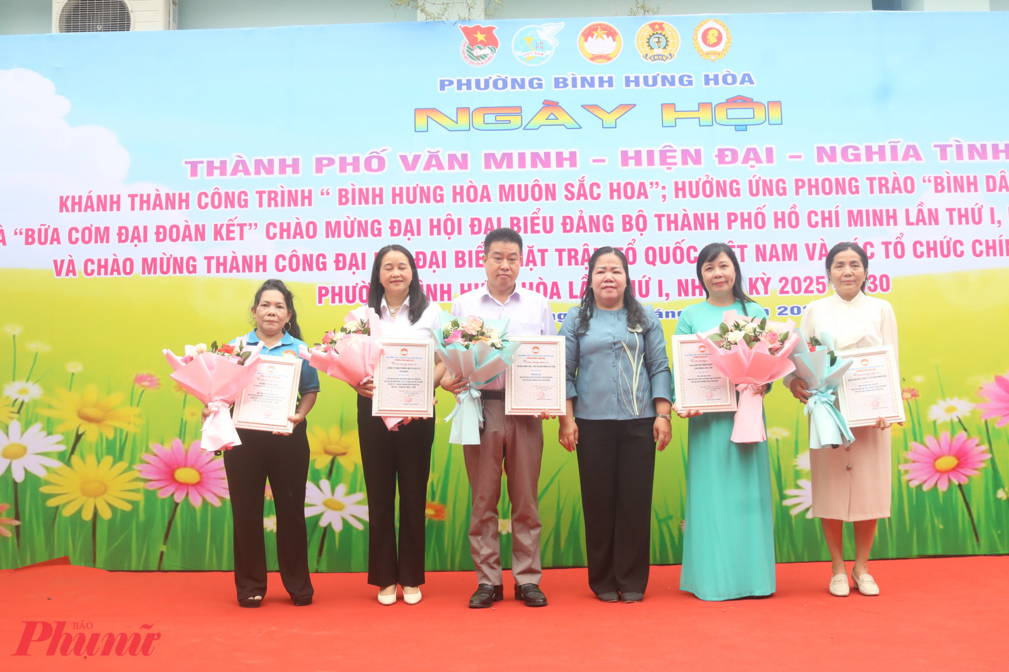 Bà Nguyễn Thanh Nguyệt – Chủ tịch Ủy ban MTTQ Việt Nam phường Bình Hưng Hoà  (thứ 3, từ phải qua) – trao thư cảm ơn đến đại diện các đơn vị đã đồng hành cùng địa phương tổ chức ngày hội - Ảnh: Mẫn Nhi