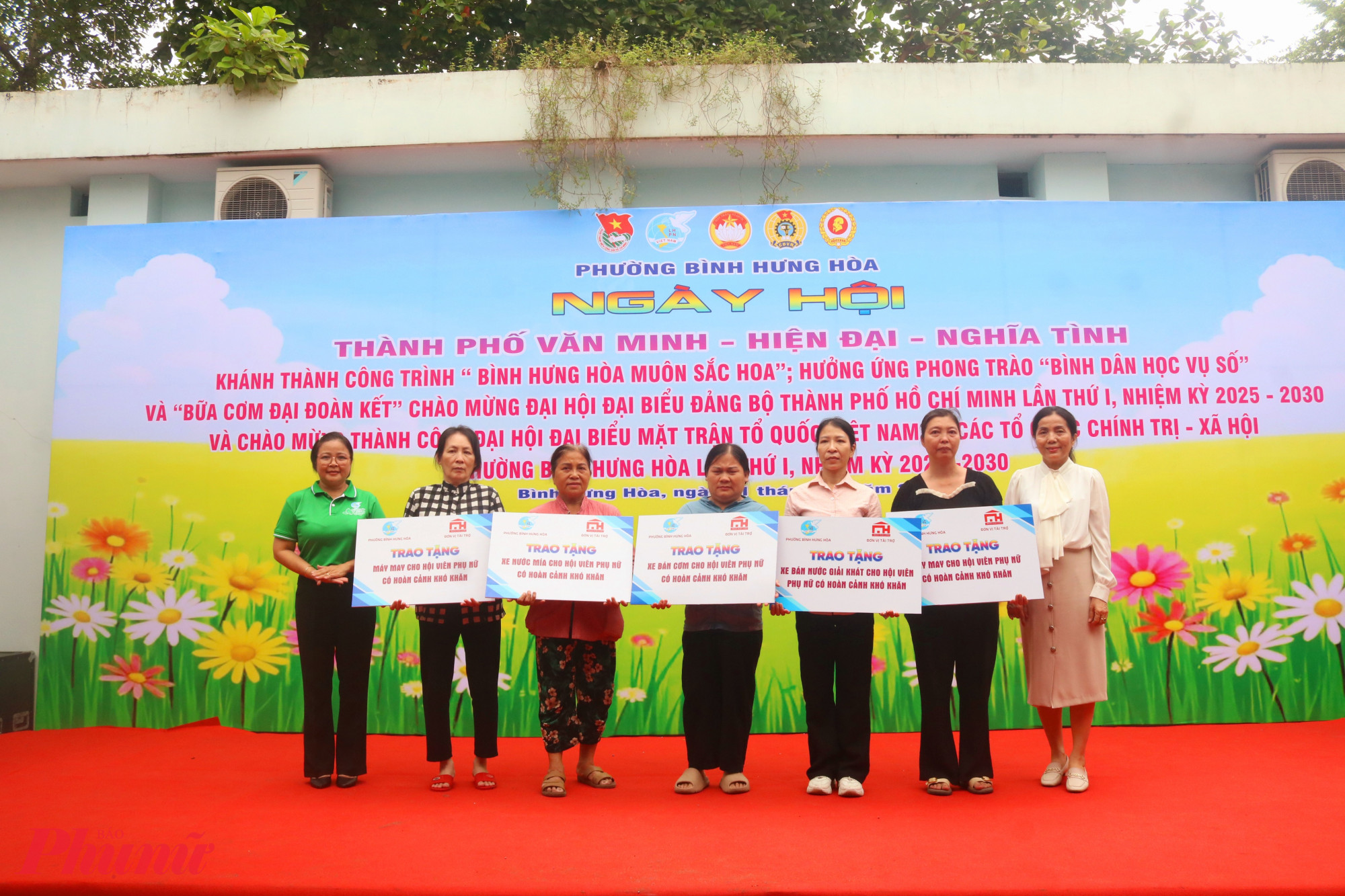 Hưởng ứng “Tháng cùng phụ nữ hành động” năm 2025, Hội LHPN phường Bình Hưng Hoà và công ty cổ phần Mười Hoa tặng phương tiện làm ăn cho 5 hội viên phụ nữ khó khăn - Ảnh: Mẫn Nhi