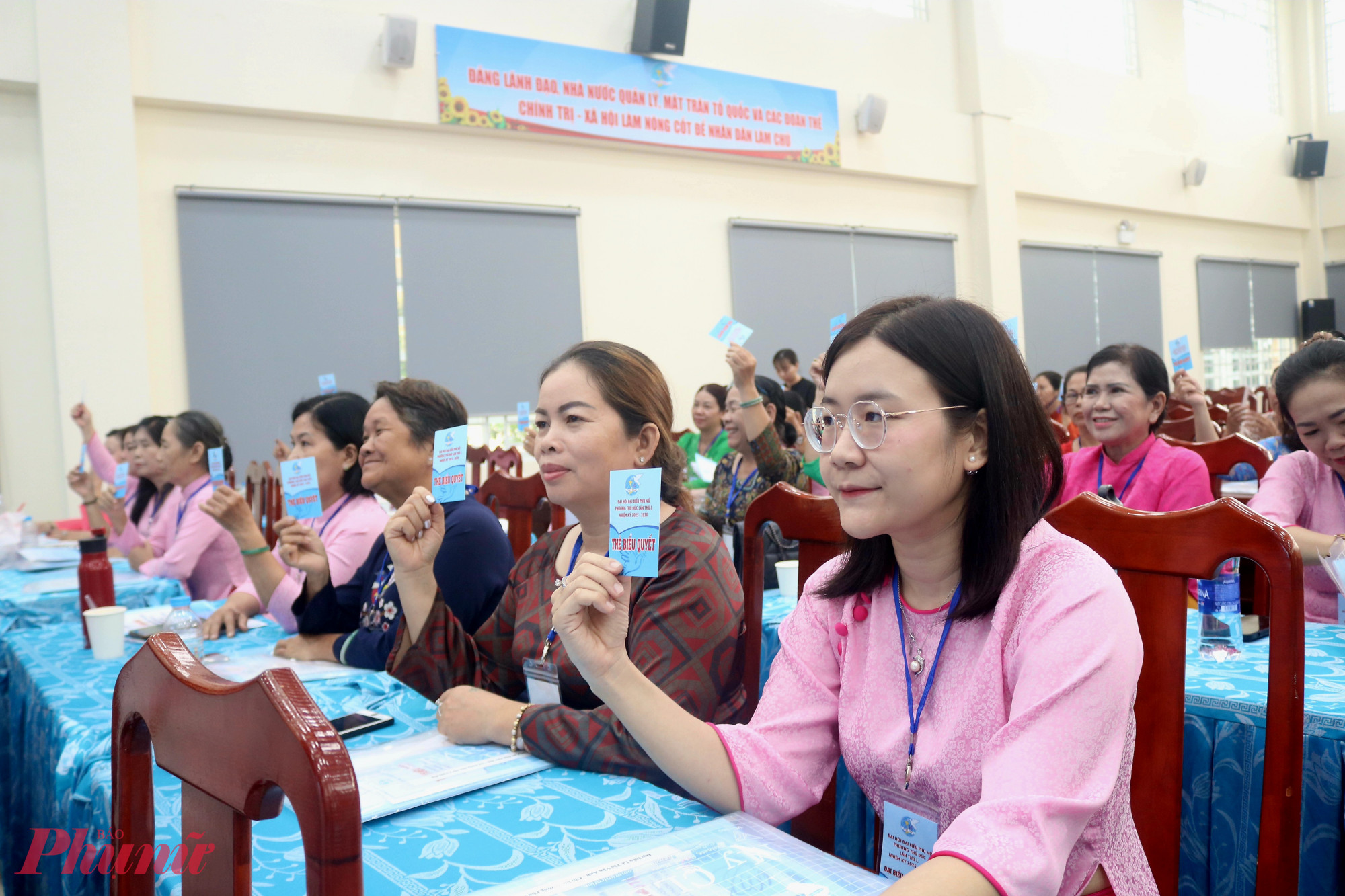 Đại biểu biểu quyết thông qua Nghị quyết Đại hội đại biểu Phụ nữ phường Thủ Đức lần thứ I, nhiệm kỳ 2025 – 2030 - Ảnh: Thảo Nguyên